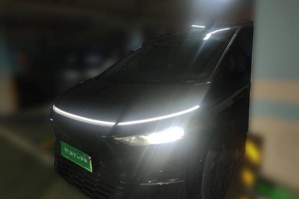 XPeng X9 · 2024 год