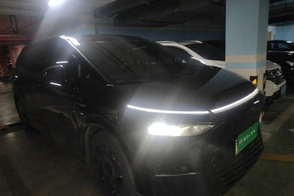 XPeng X9 2024, 31900 км, за 35370 USD