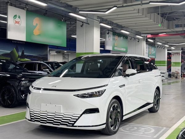 XPeng X9 · 2024 год