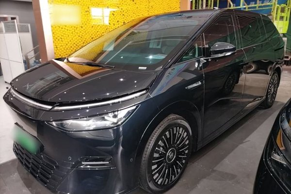 XPeng X9 · 2025 год