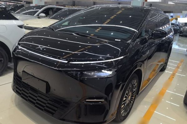 XPeng X9 · 2025 год