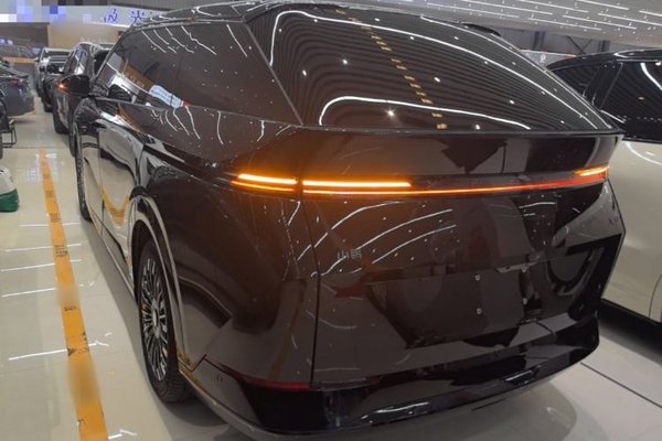 XPeng X9 2025, 7600 км, за 41824 USD