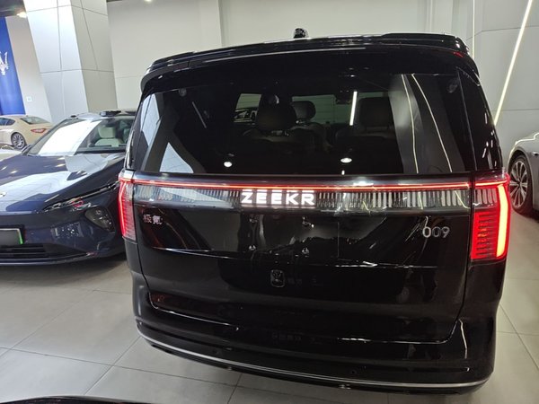 Zeekr 009 2022, 68200 км, за 44824 USD