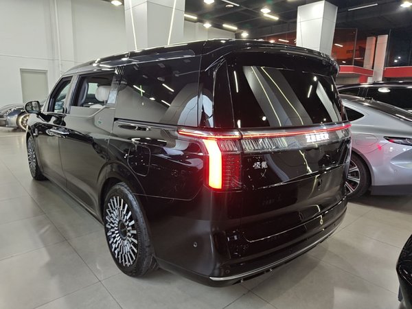 Zeekr 009 2022, 68200 км, за 44824 USD