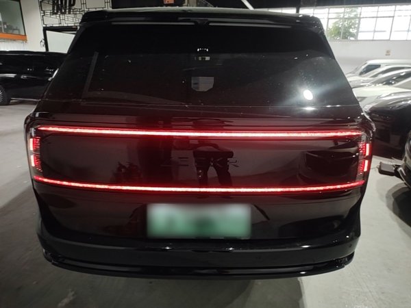 Zeekr 9X 2025, 2600 км, за 87496 USD