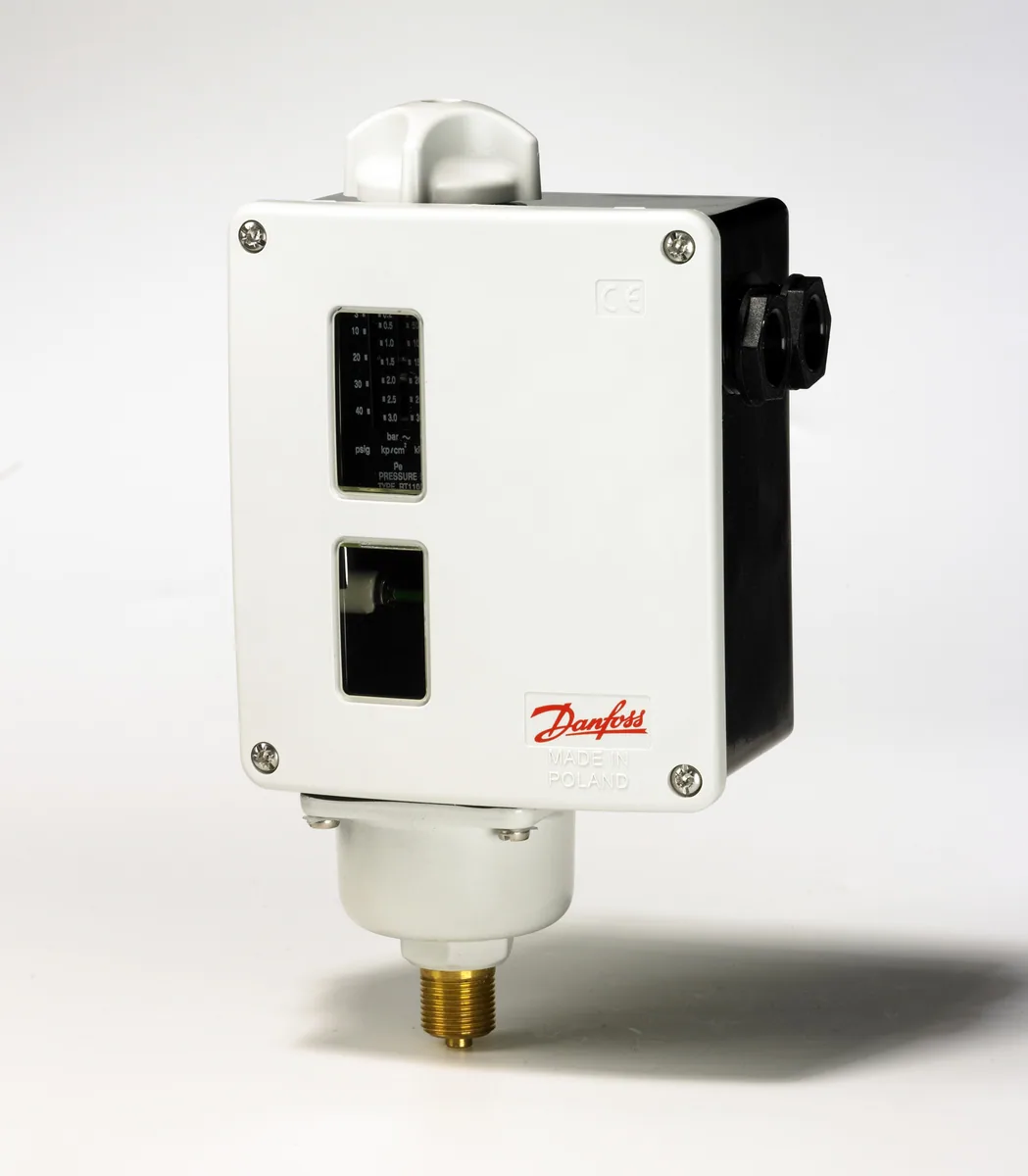Danfoss 017-521566 — Реле давления RT для тяжелых условий эксплуатации, диапазон настройки уставки -1-0 бар, дифференциал 0,09-0,4 бар, присоединение G 3/8