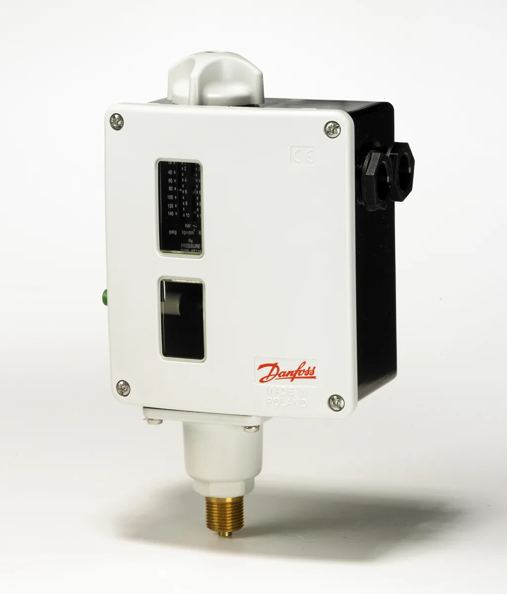 Danfoss 017-529566 — Реле давления RT для тяжелых условий эксплуатации, диапазон настройки уставки 10-30 бар, дифференциал 1-4 бар, присоединение G 3/8