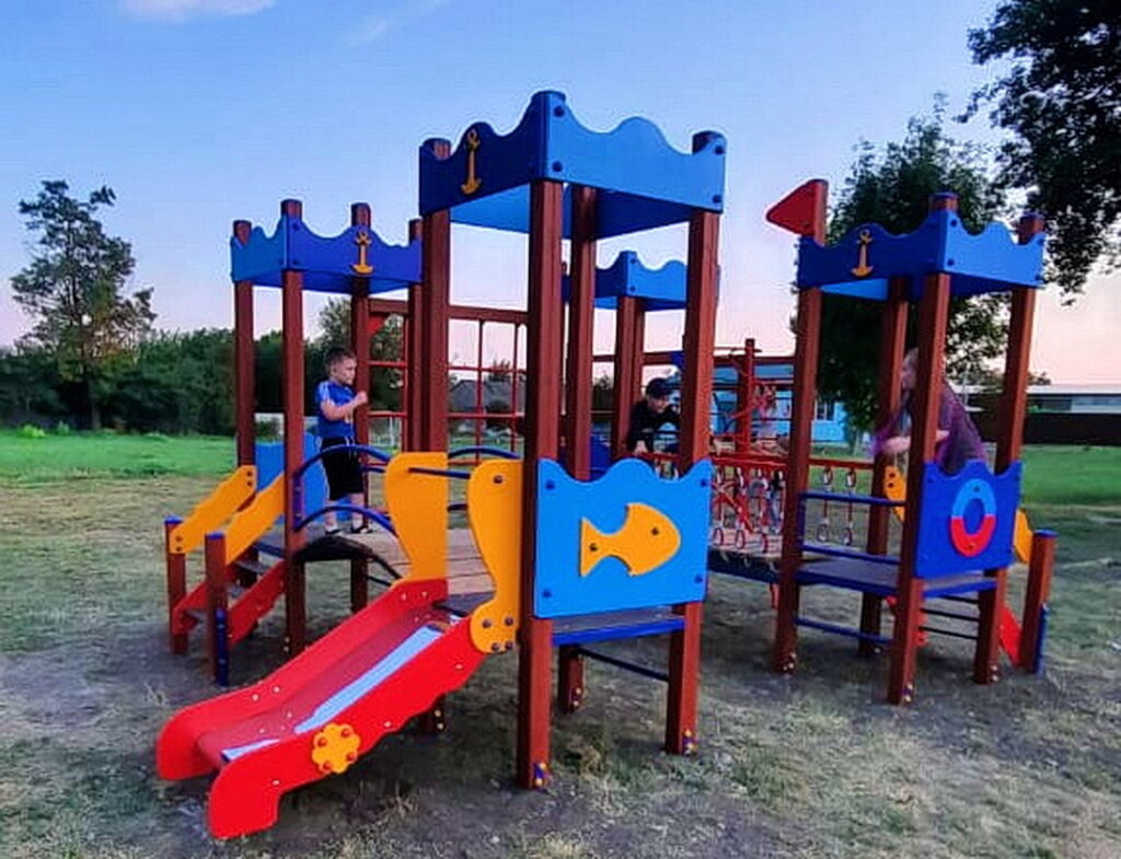 Новая детская площадка в Новомалороссийской