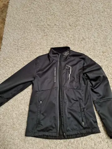 На продаже лыжный разминочный костюм на мужской пол. Состоян…