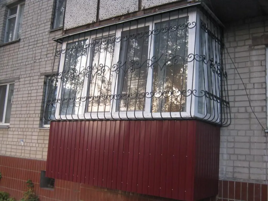 Установка рам балконов и лоджий. Утепление и обшивка.