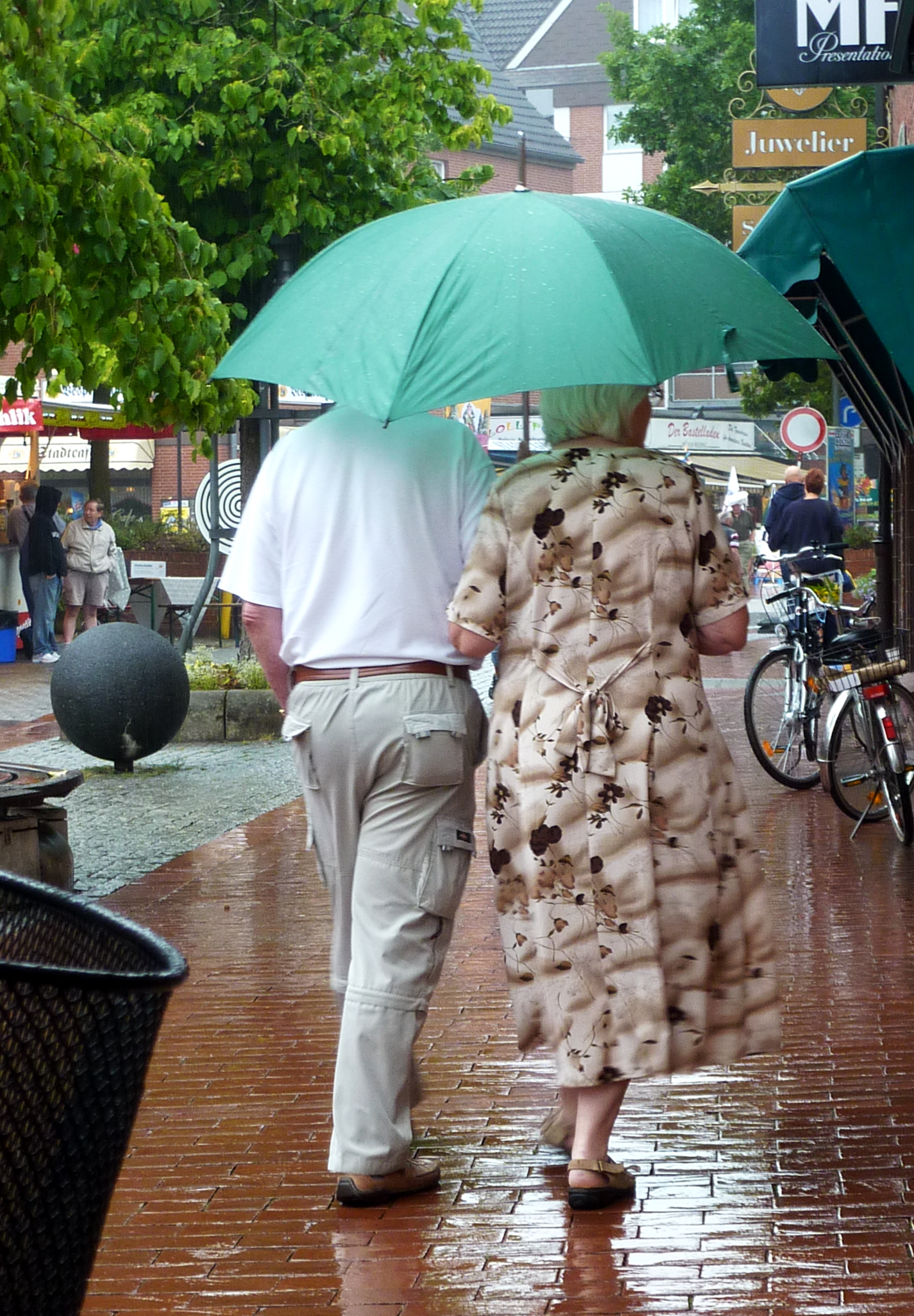 couple umbrella rain