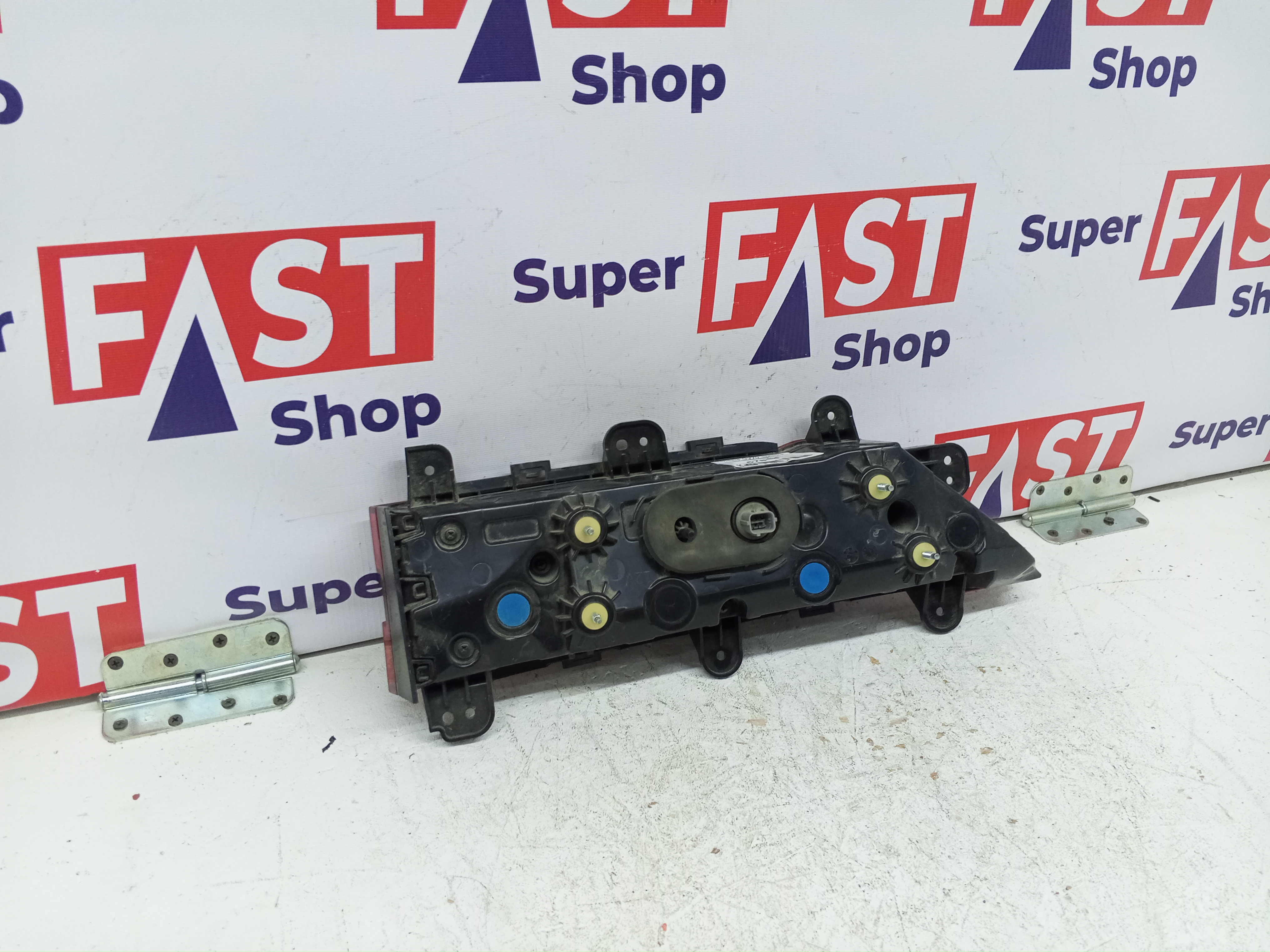 Genesis GV70 задний левый фонарь в крышку