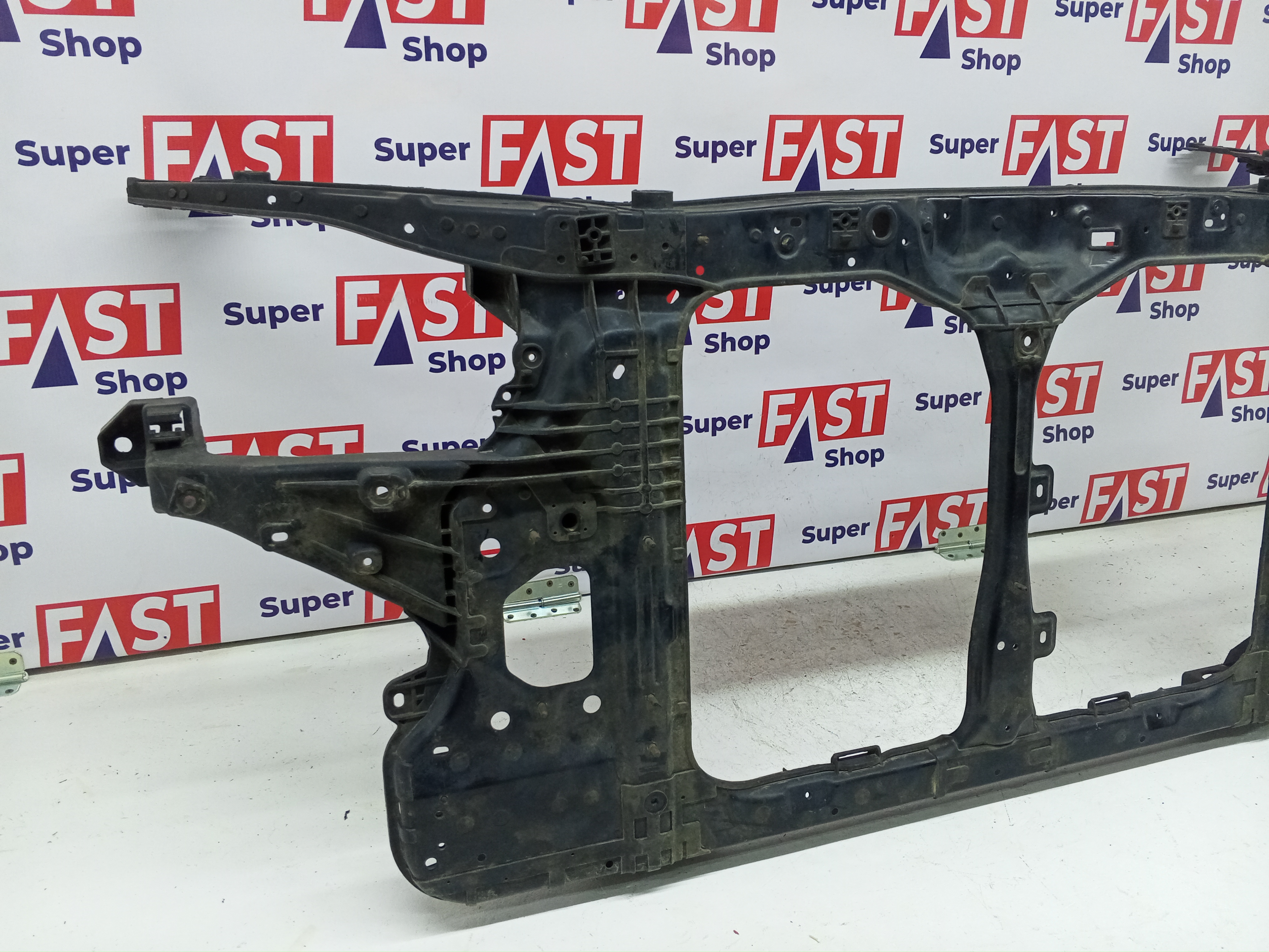 Kia Quoris передняя панель / телевизор