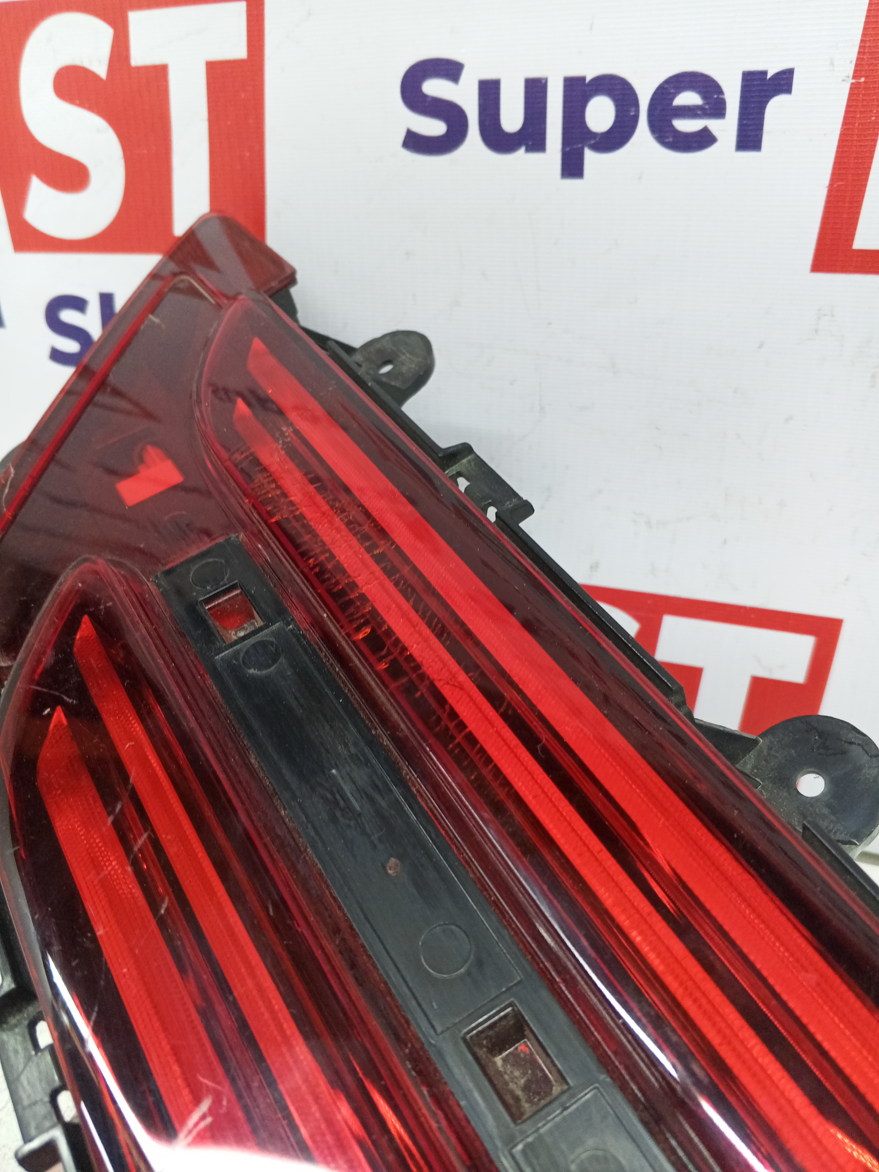 Genesis GV70 фонарь задний правый в крышку