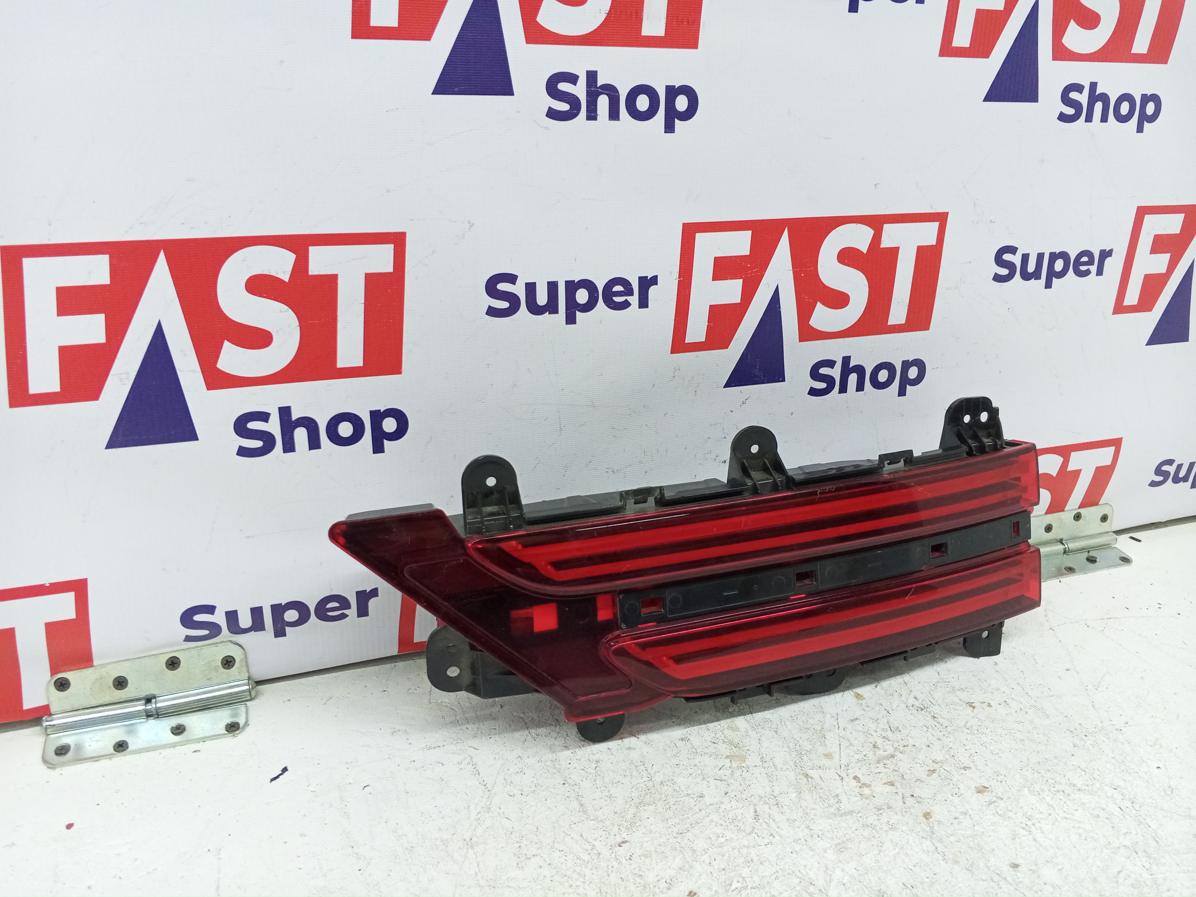 фонарь задний правый в крышку Genesis GV70