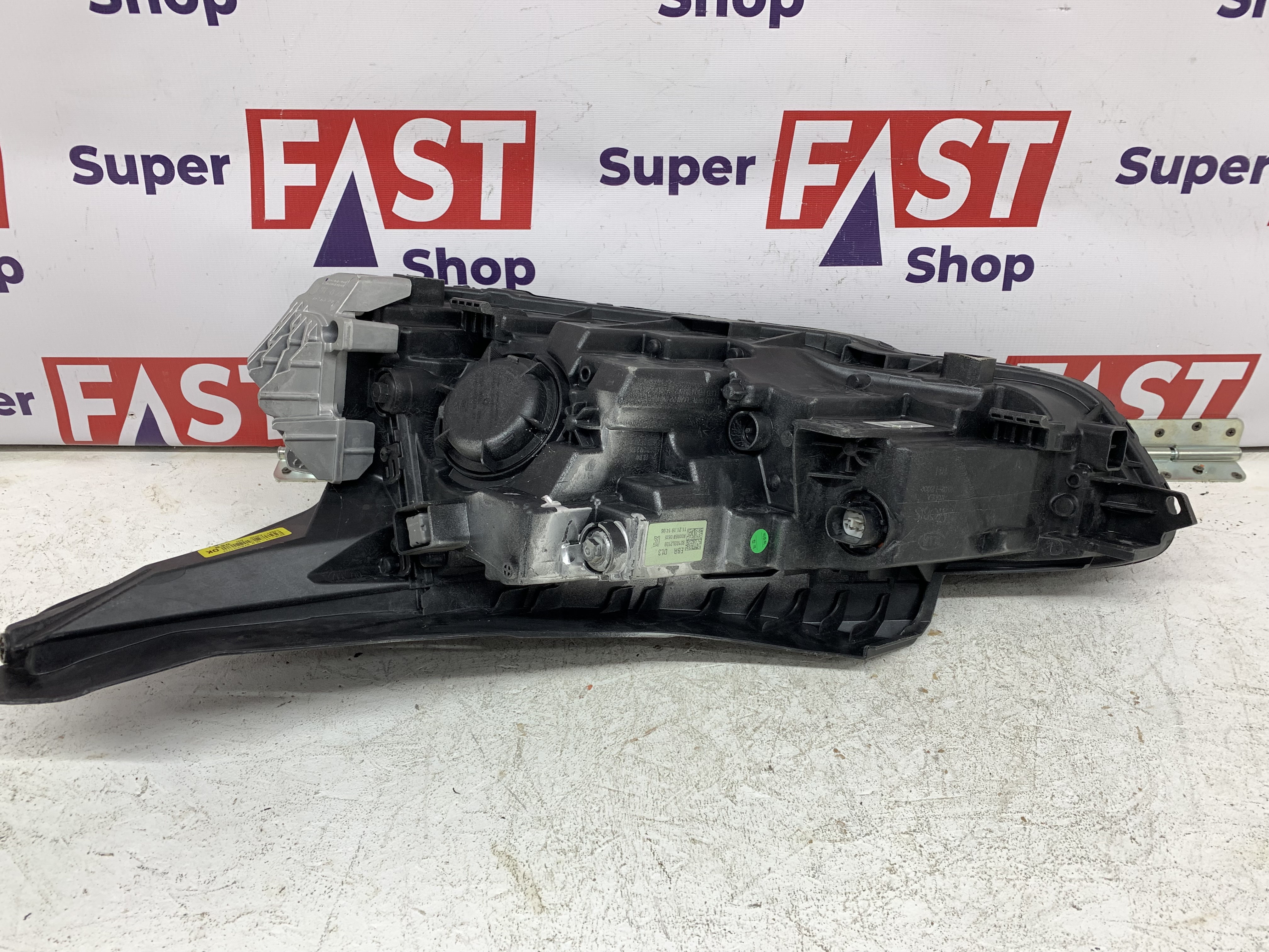 Kia K5 фара правая LED на 3 линзы оригинал бу