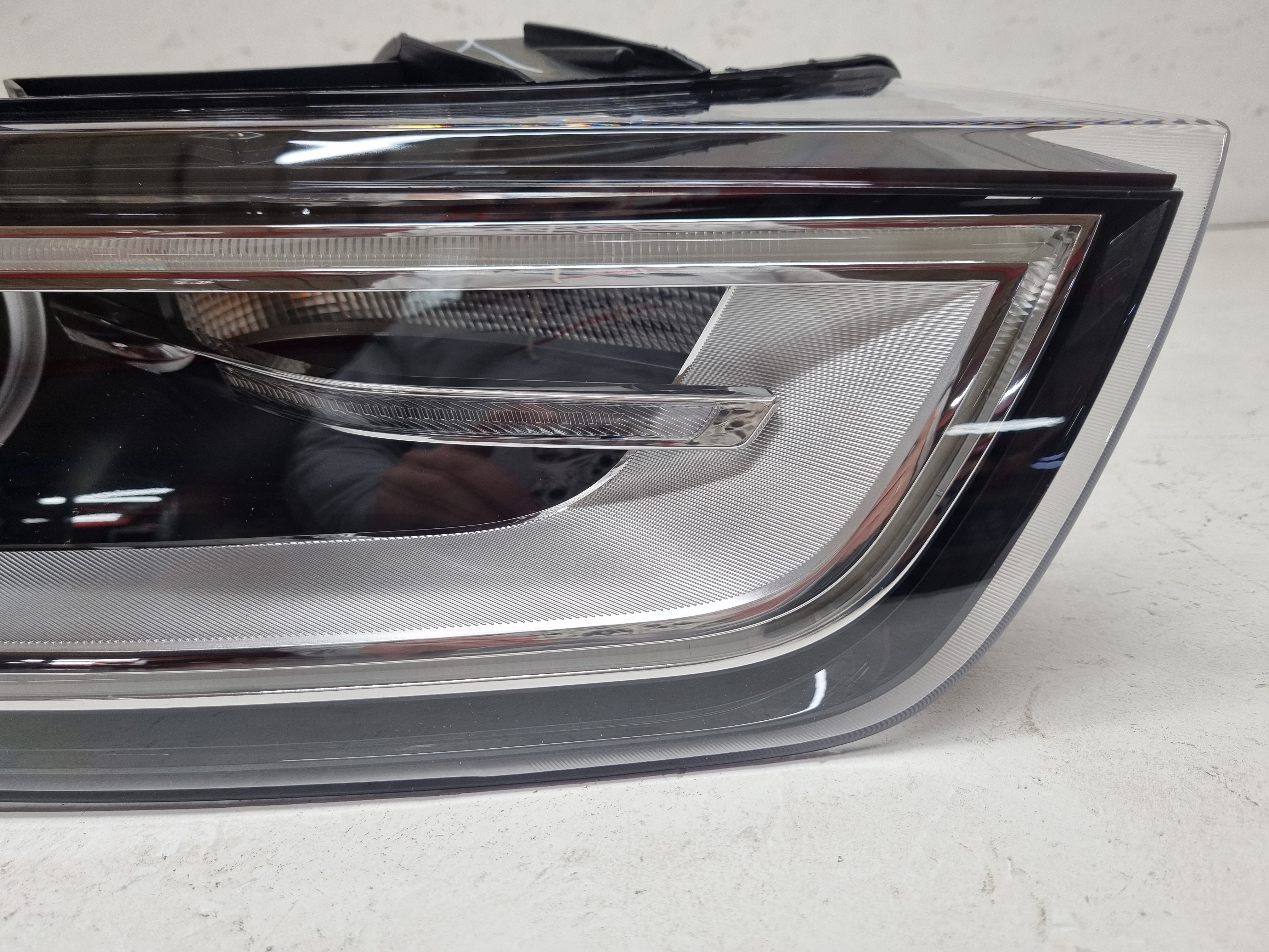 Дефект Audi Q3 8U 2011-2014 фара правая ксенон в сборе