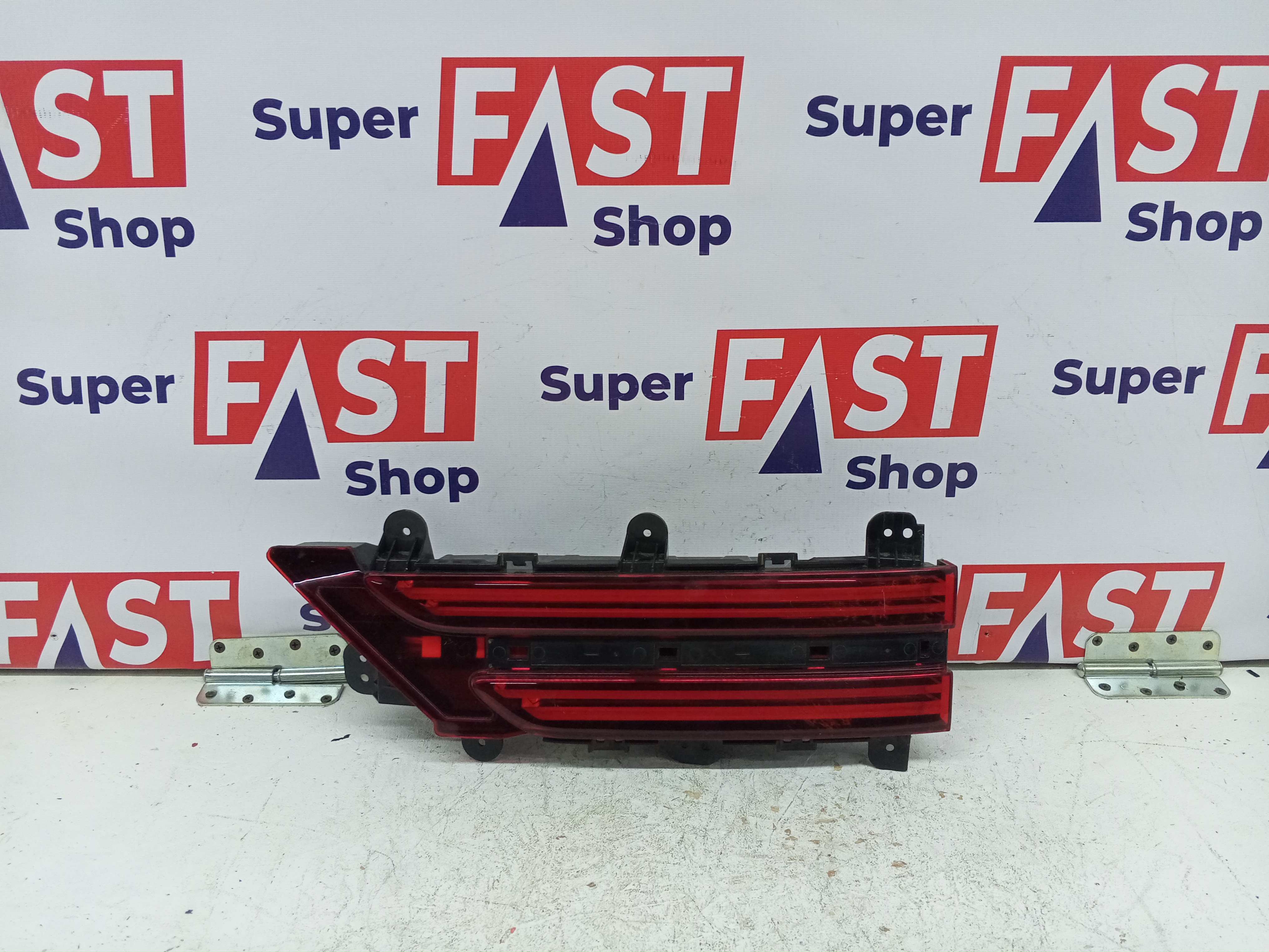 задний правый фонарь в крышку Genesis GV70