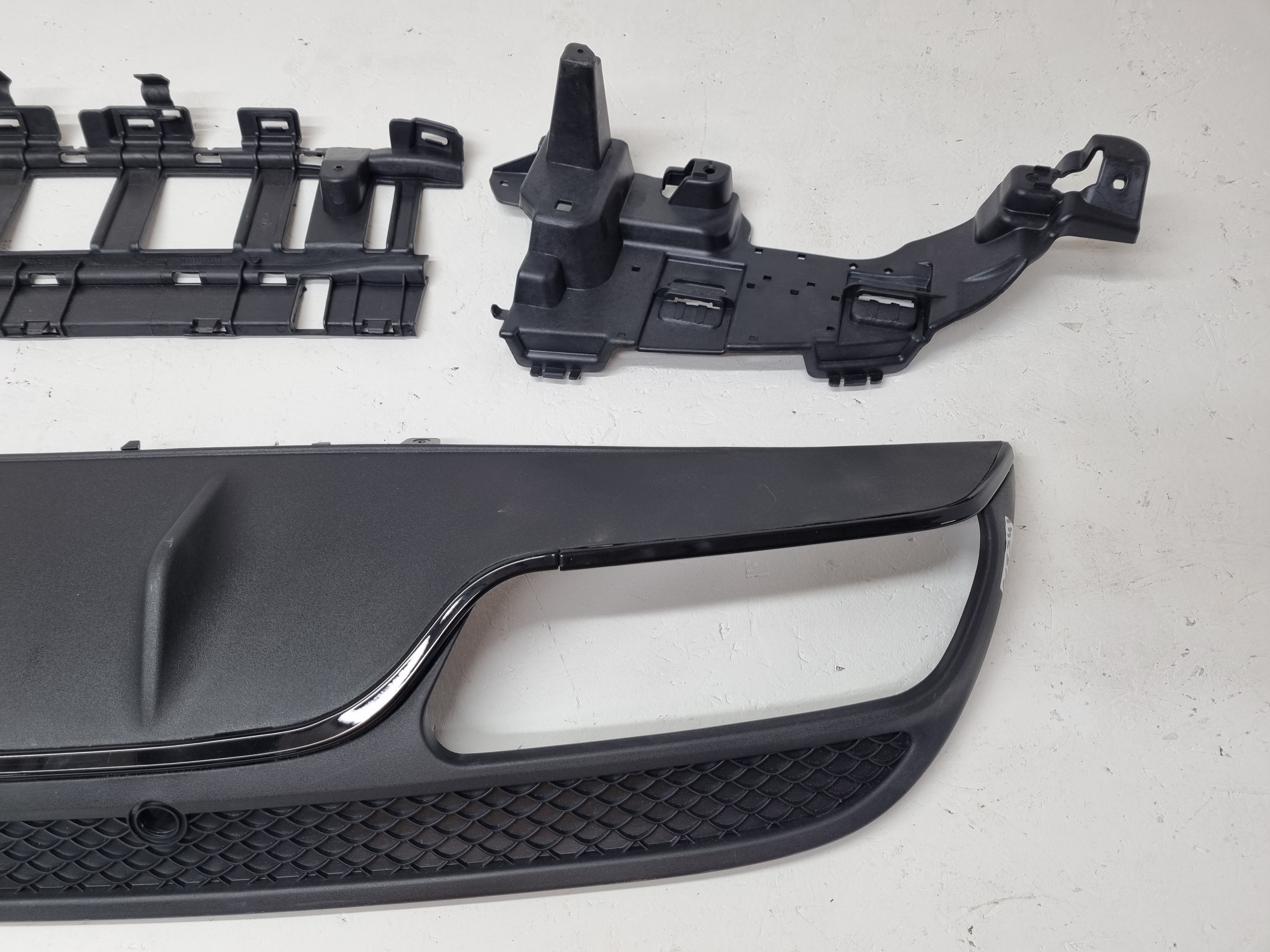 Дефект 3 Mercedes W205 дорестайлинг диффузор AMG 63 без насадок