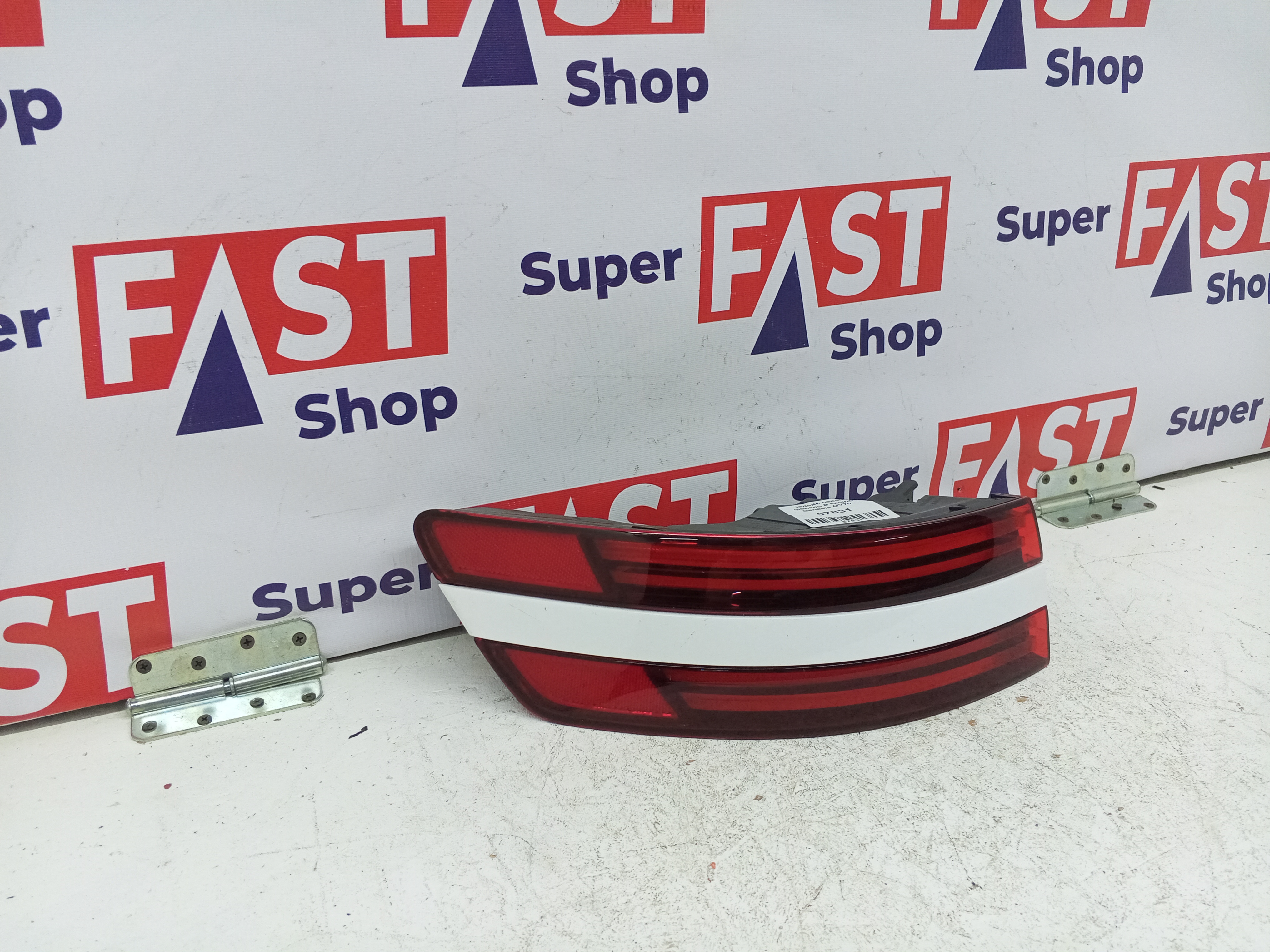 задний левый фонарь в крыло Genesis GV70