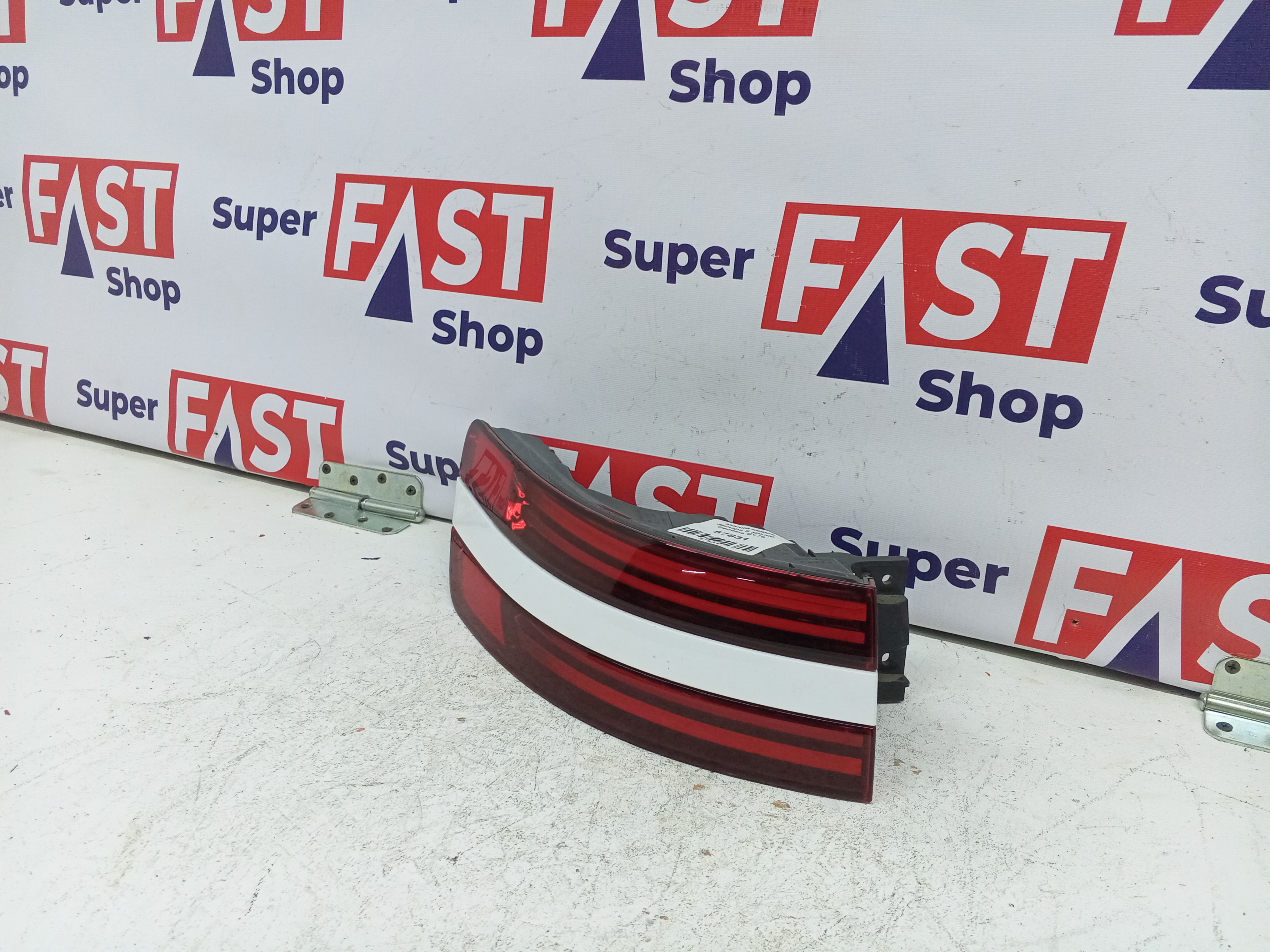 задний левый фонарь в крыло Genesis GV70