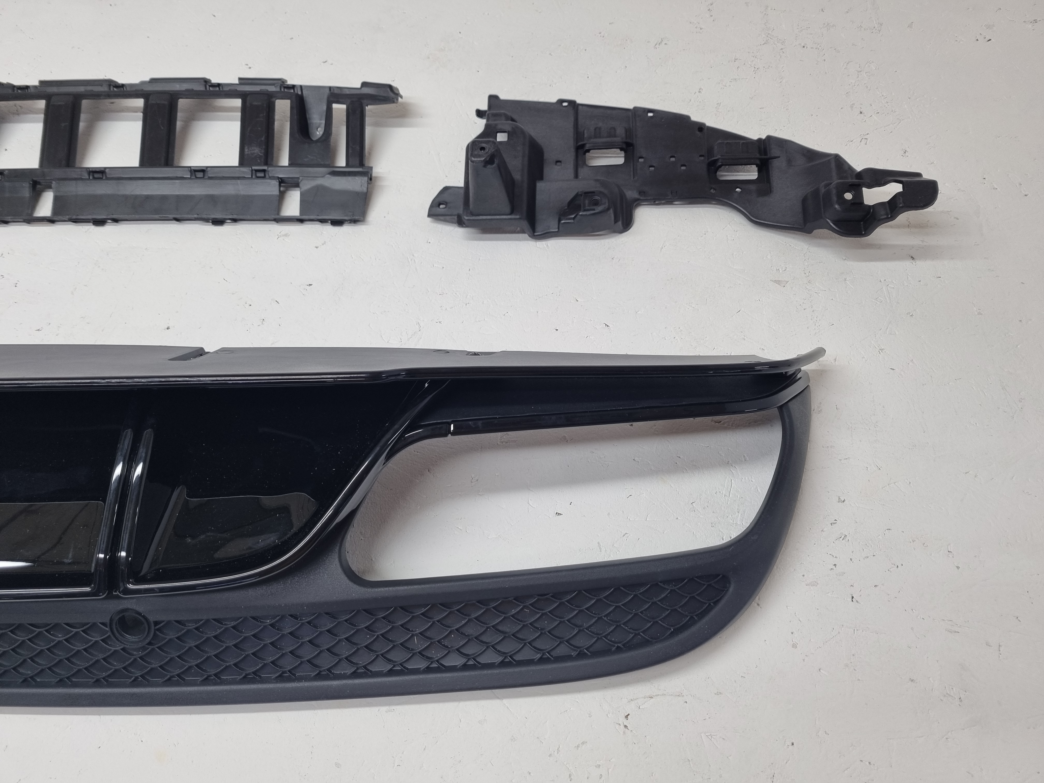 Дефект 3 Mercedes W205 дорестайлинг диффузор AMG C63S