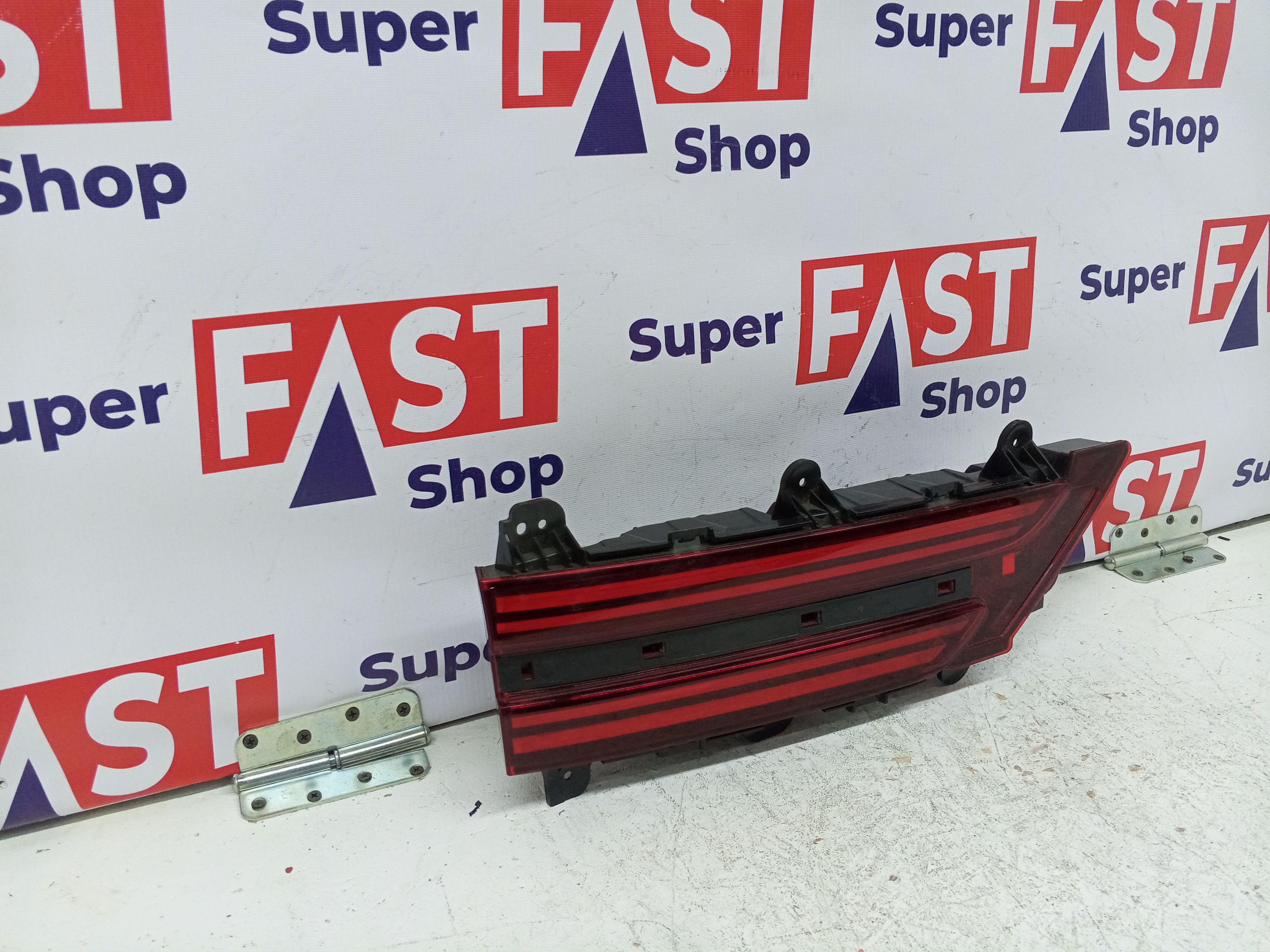 задний левый фонарь в крышку Genesis GV70