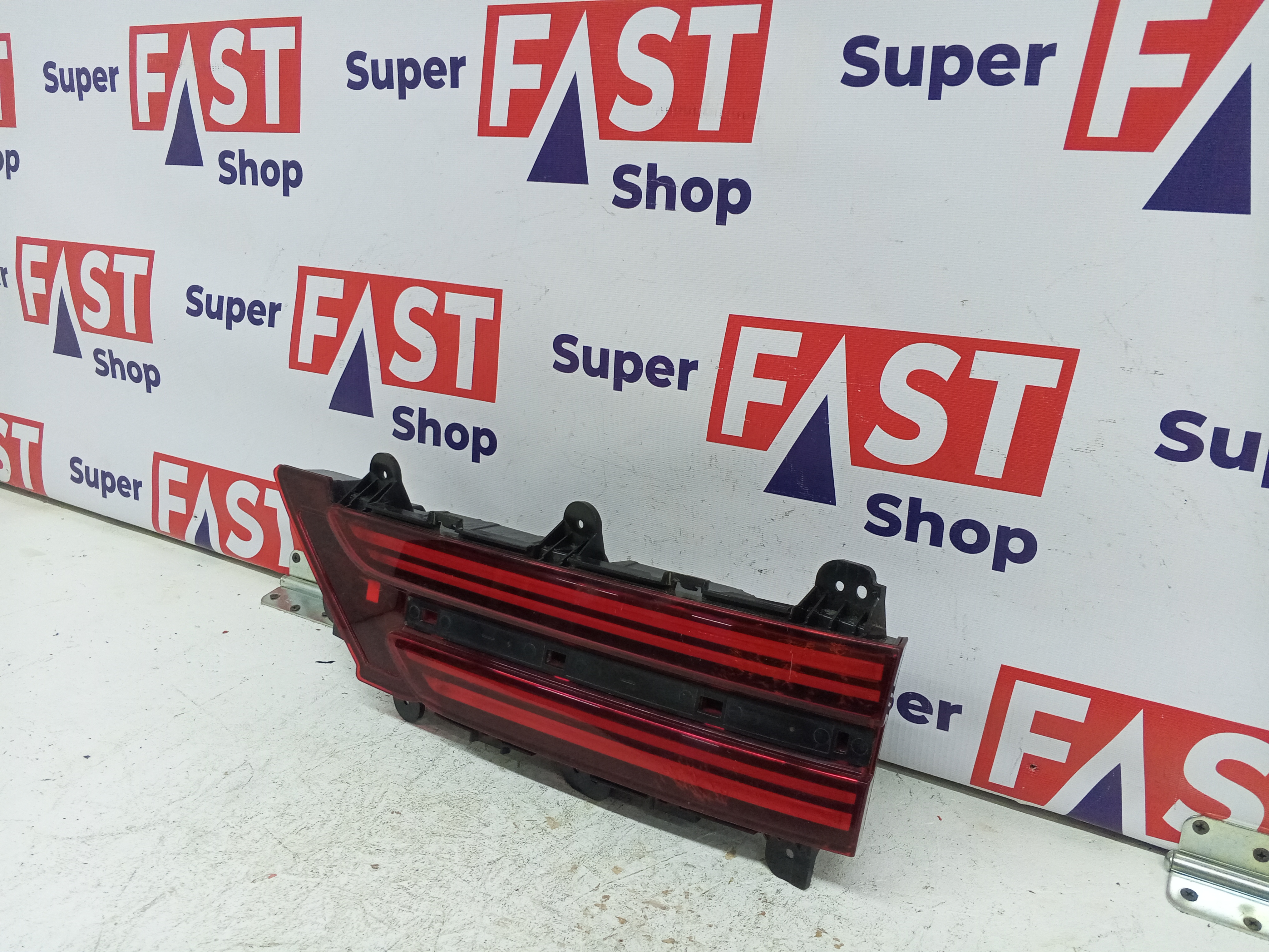 задний правый фонарь в крышку Genesis GV70