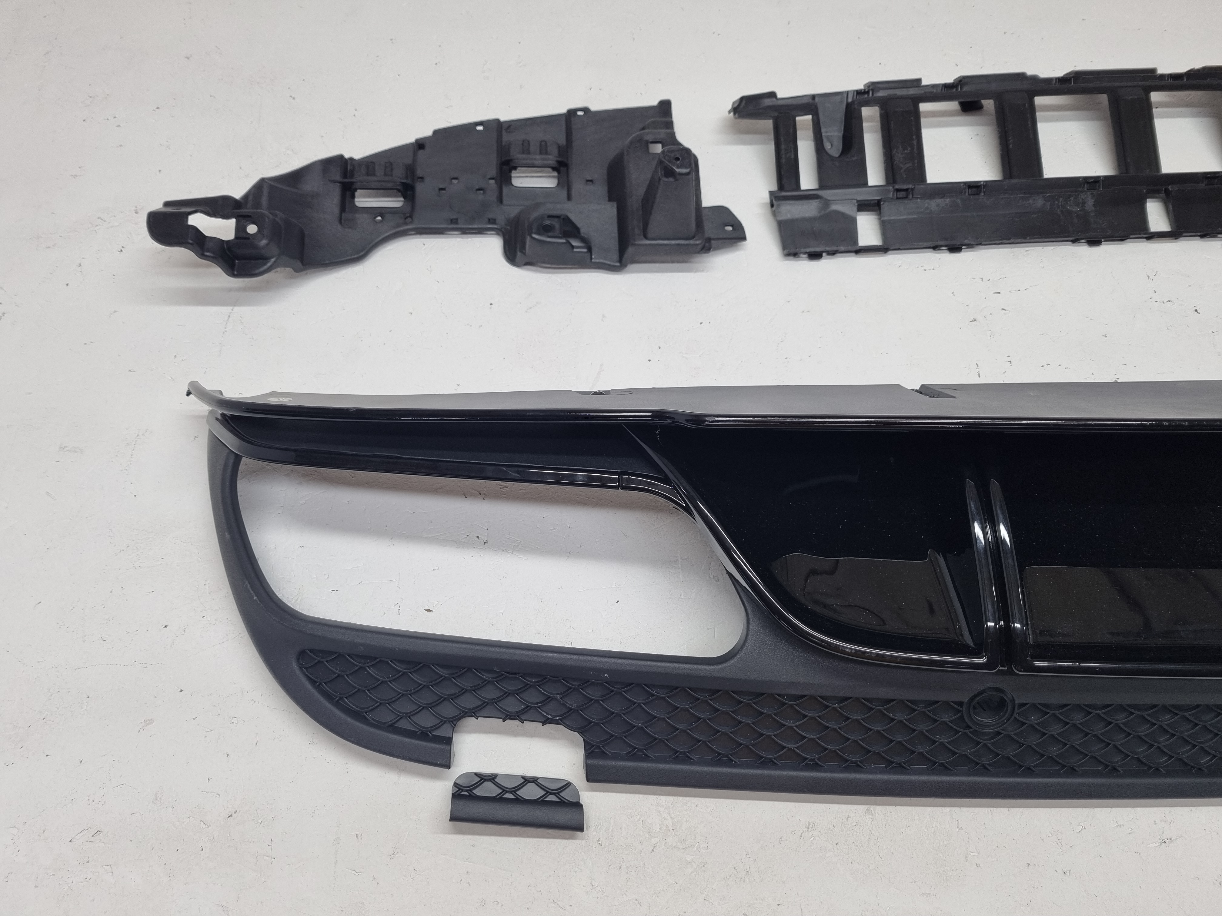 Дефект 3 Mercedes W205 дорестайлинг диффузор AMG C63S