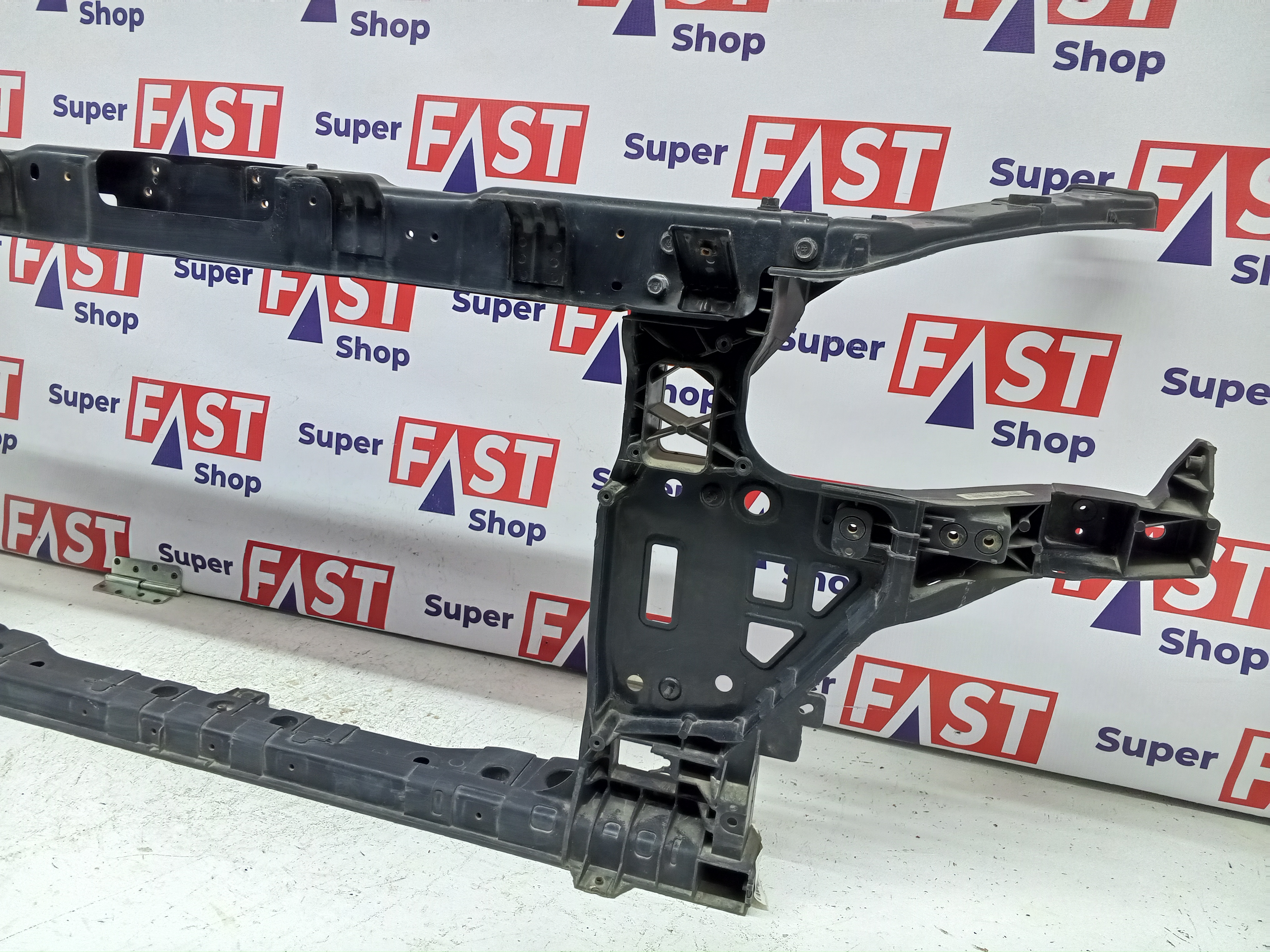 Genesis G80 передняя панель / телевизор