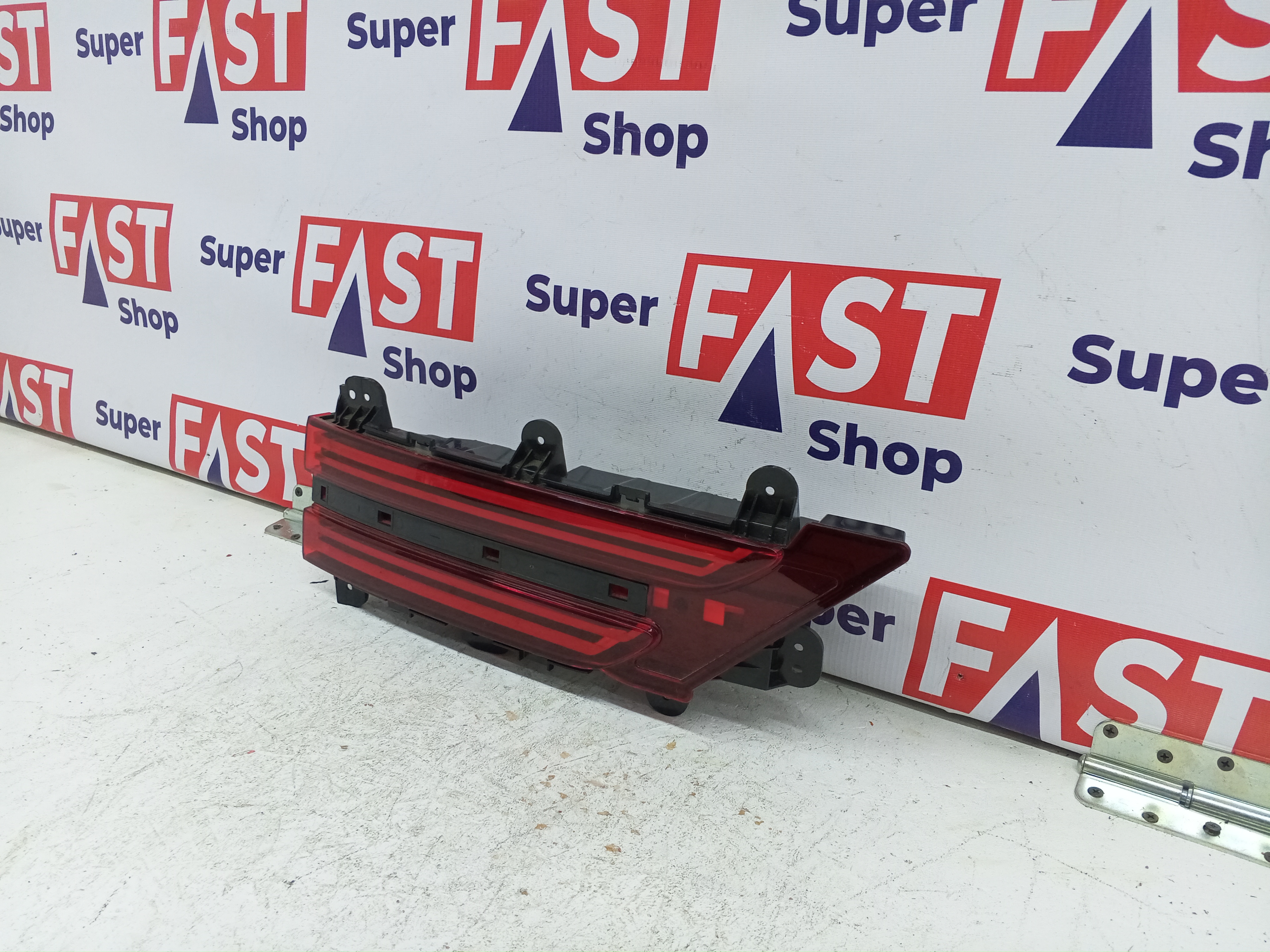 задний левый фонарь в крышку Genesis GV70