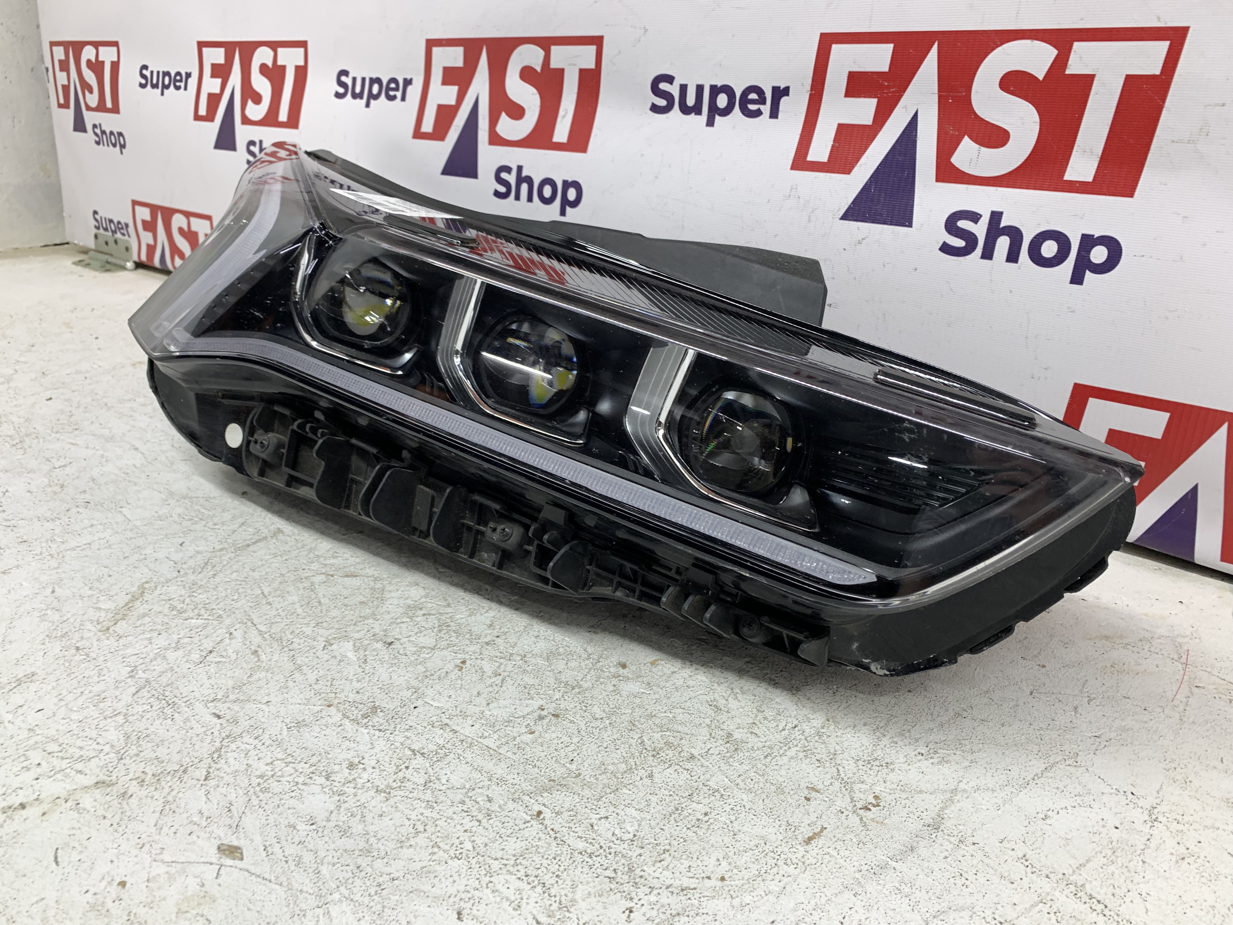 Kia K5 фара правая LED на 3 линзы оригинал бу