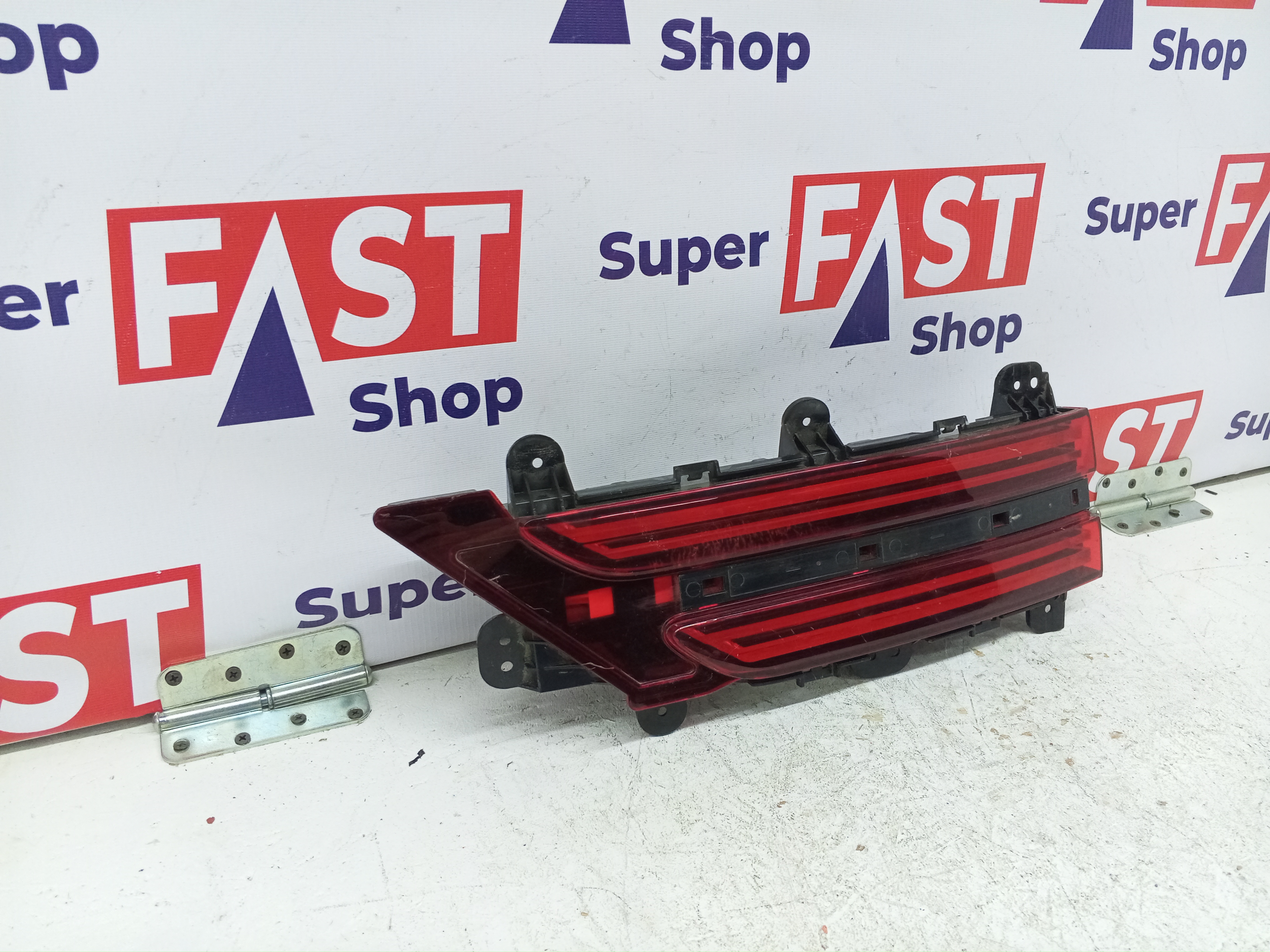 Genesis GV70 фонарь задний правый в крышку