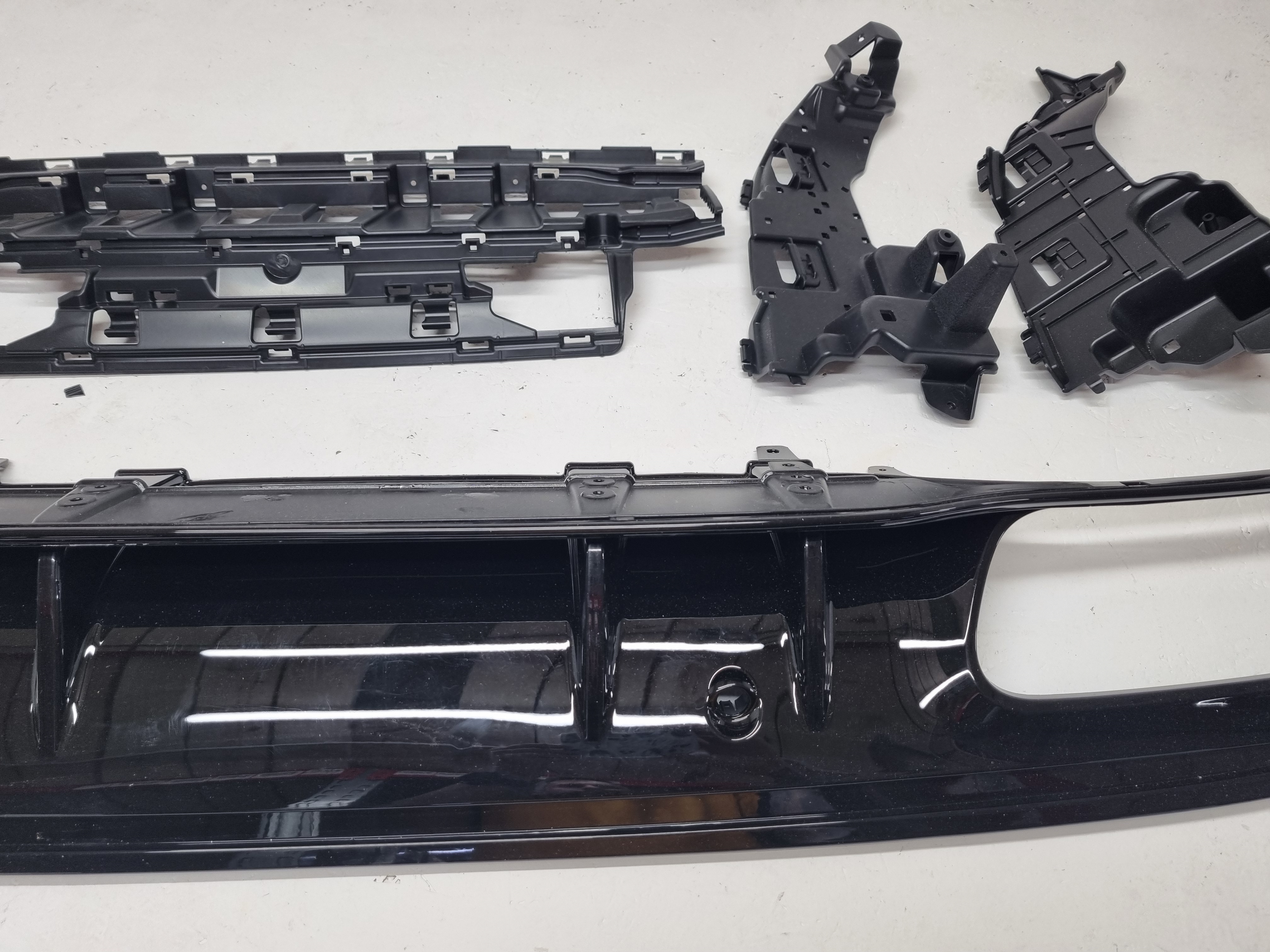 Дефект 1 Mercedes W205 дорестайлинг диффузор AMG C63S чёрные насадки