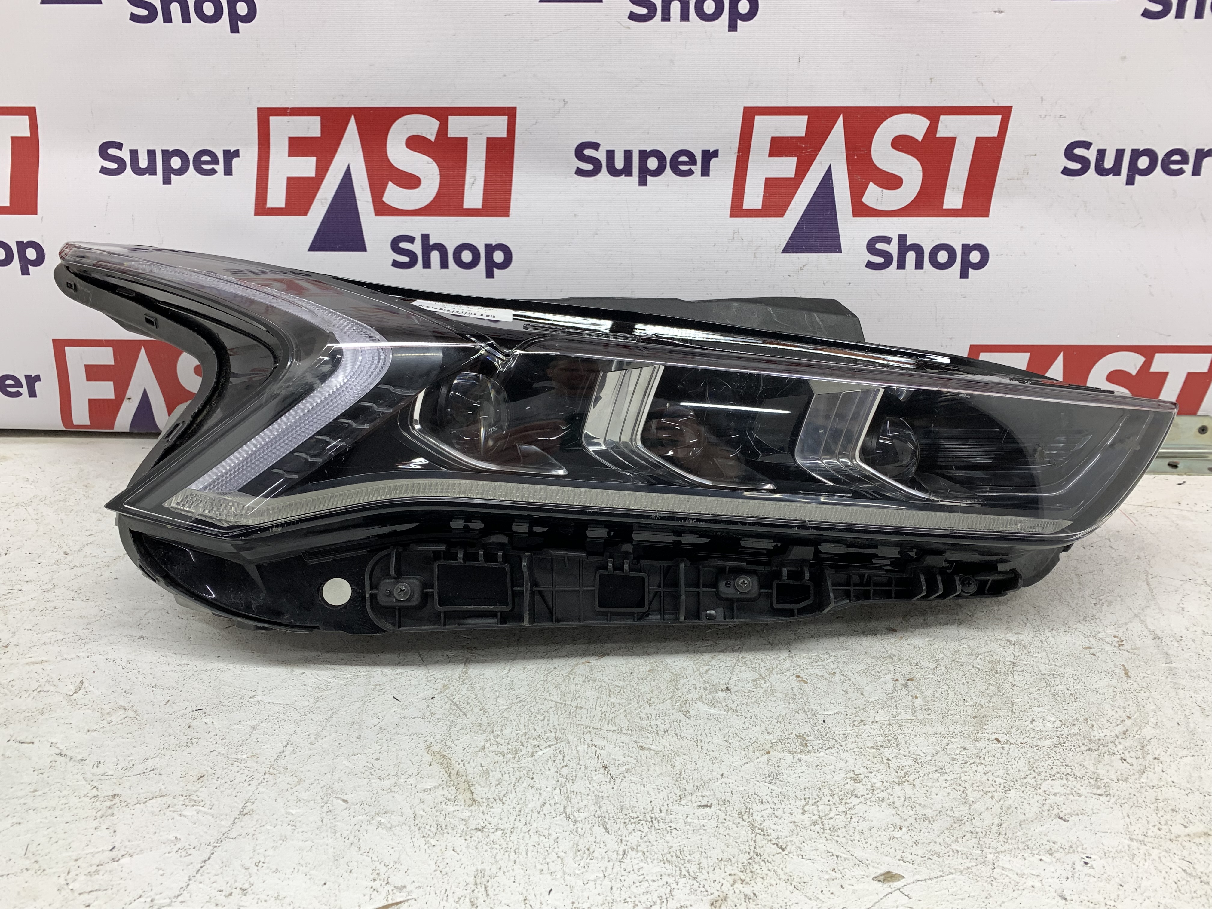 Kia K5 фара правая LED на 3 линзы оригинал бу