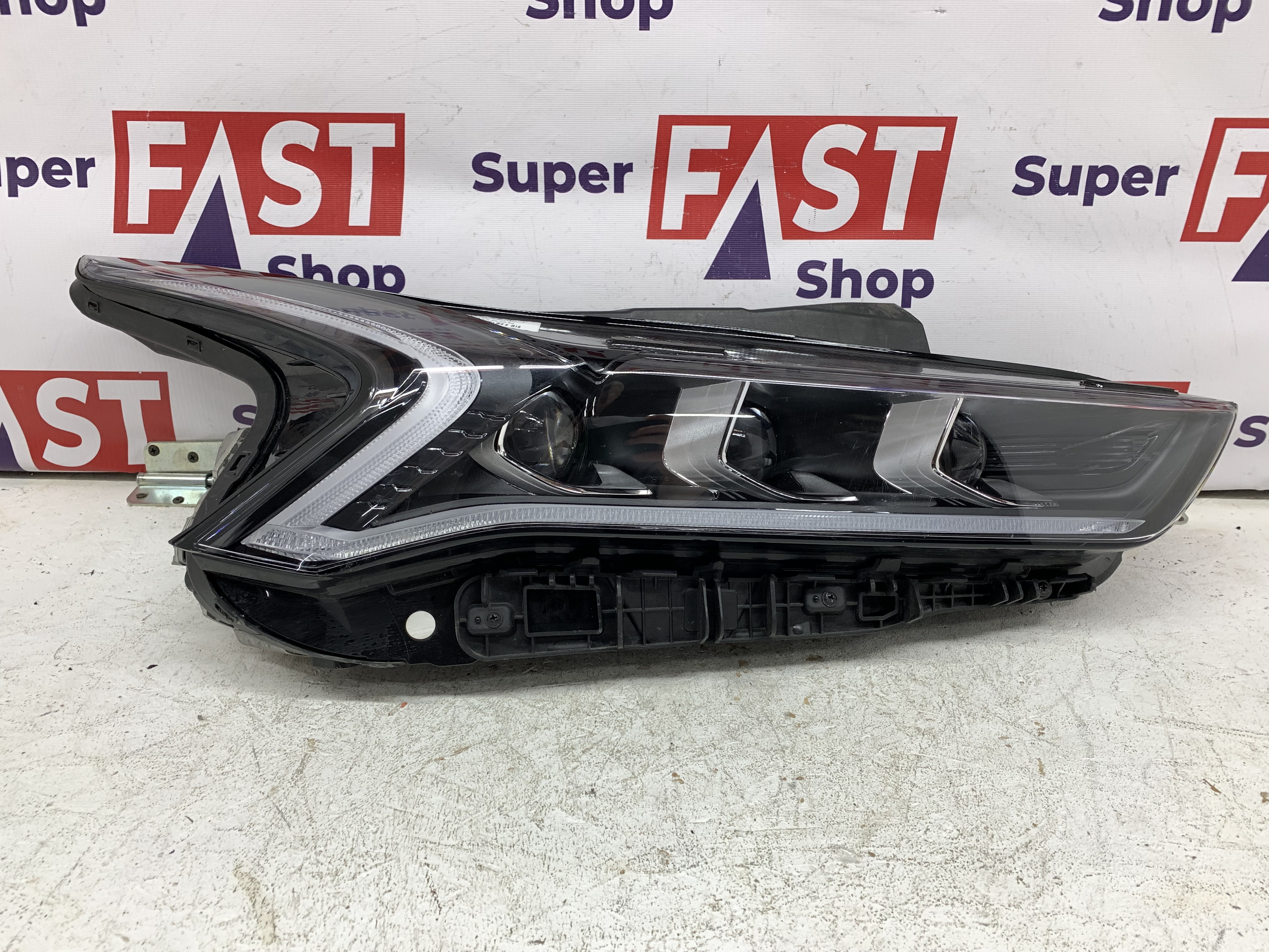 Kia K5 фара правая LED на 3 линзы оригинал бу