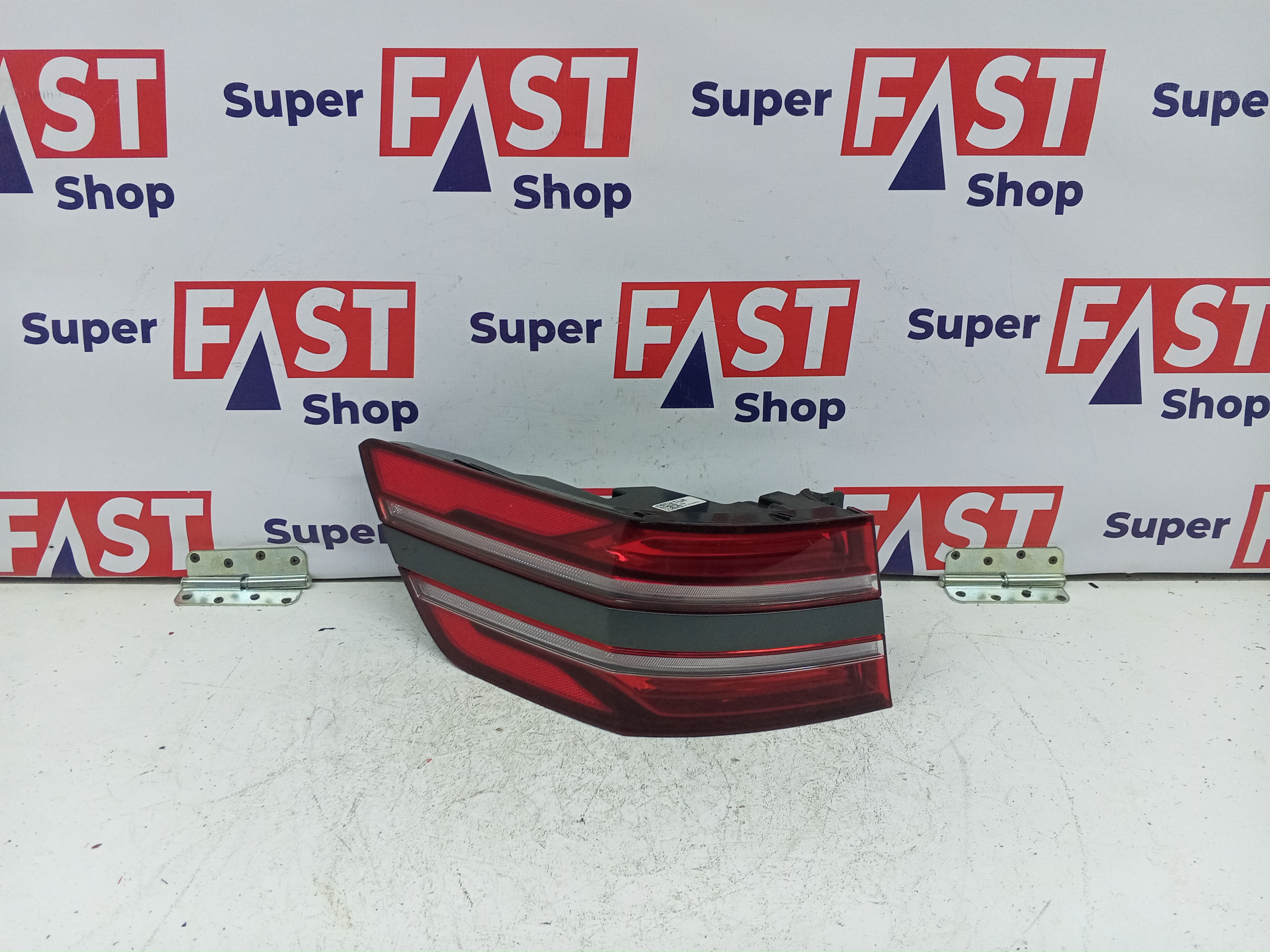 Genesis GV80 задний левый фонарь