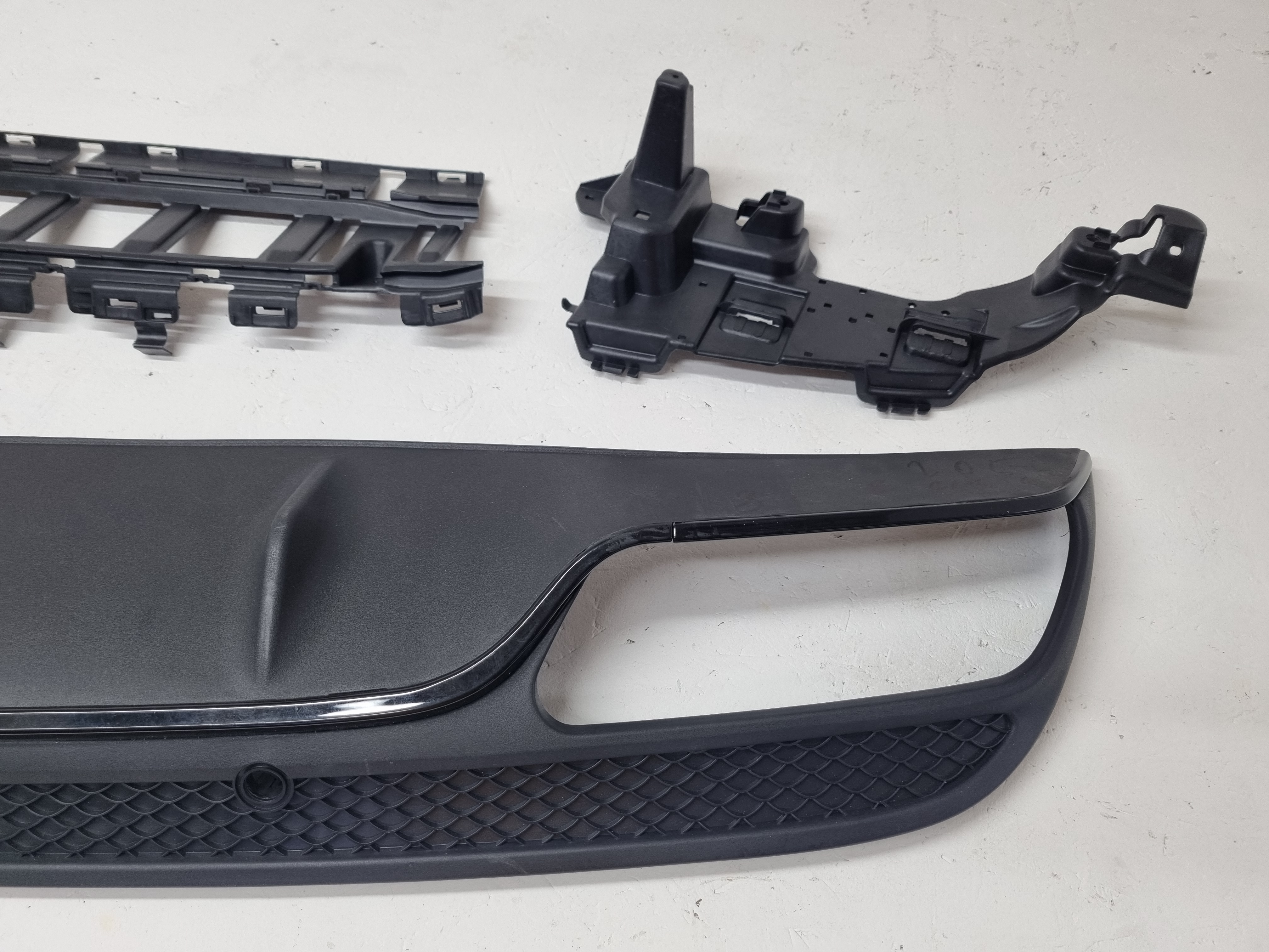 Дефект 8 Mercedes W205 дорестайлинг диффузор AMG 63 без насадок