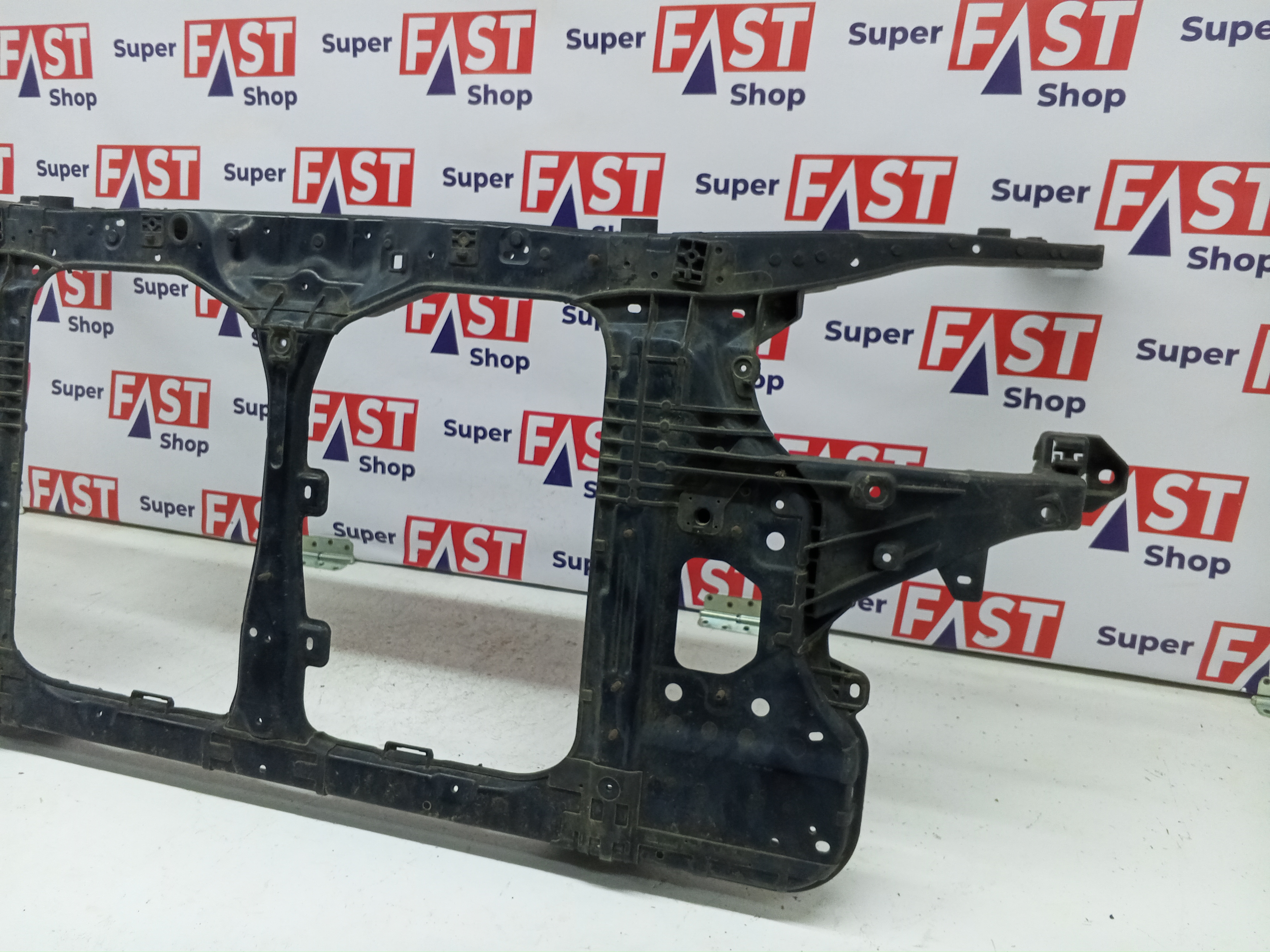 Kia Quoris передняя панель / телевизор