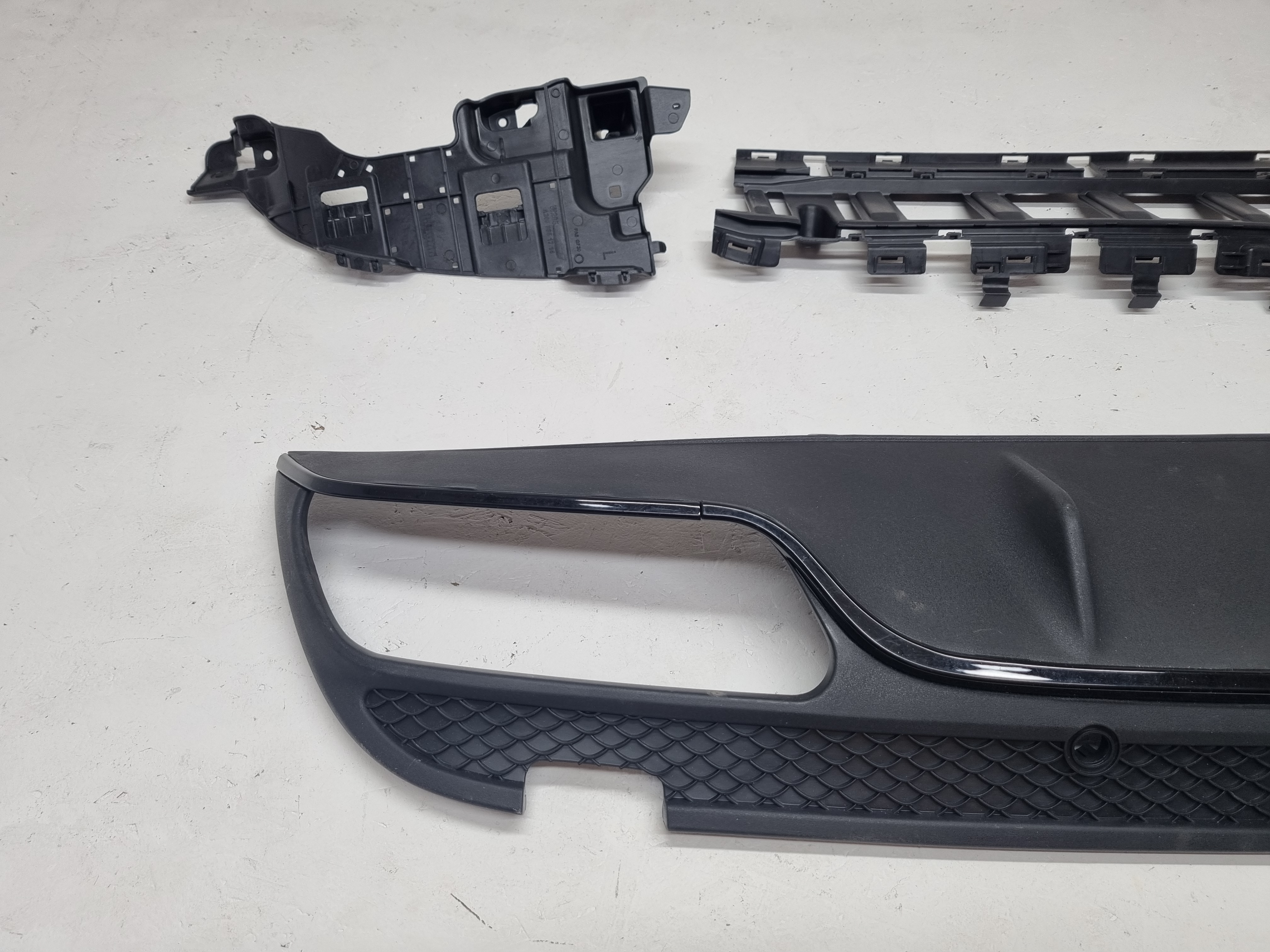 Дефект 4 Mercedes W205 дорестайлинг диффузор AMG 63 без насадок