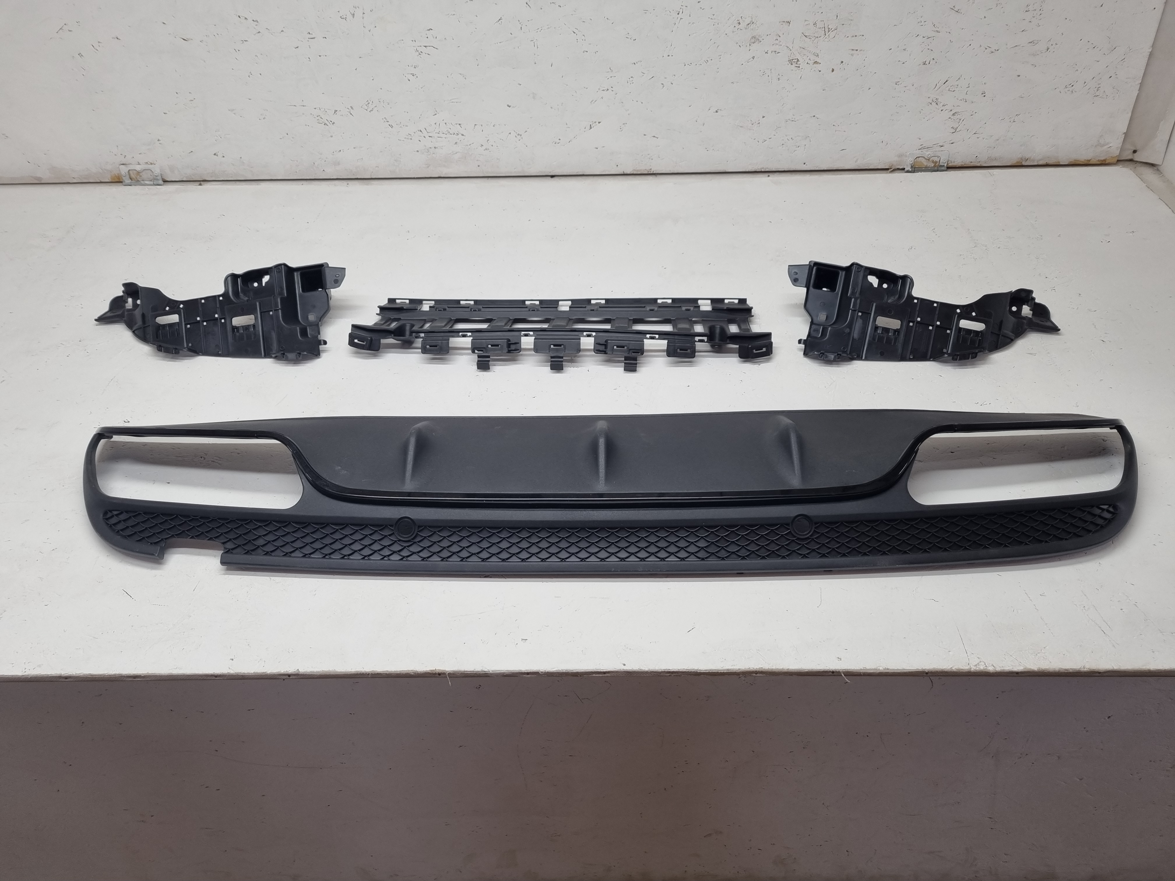 Дефект 4 Mercedes W205 дорестайлинг диффузор AMG 63 без насадок