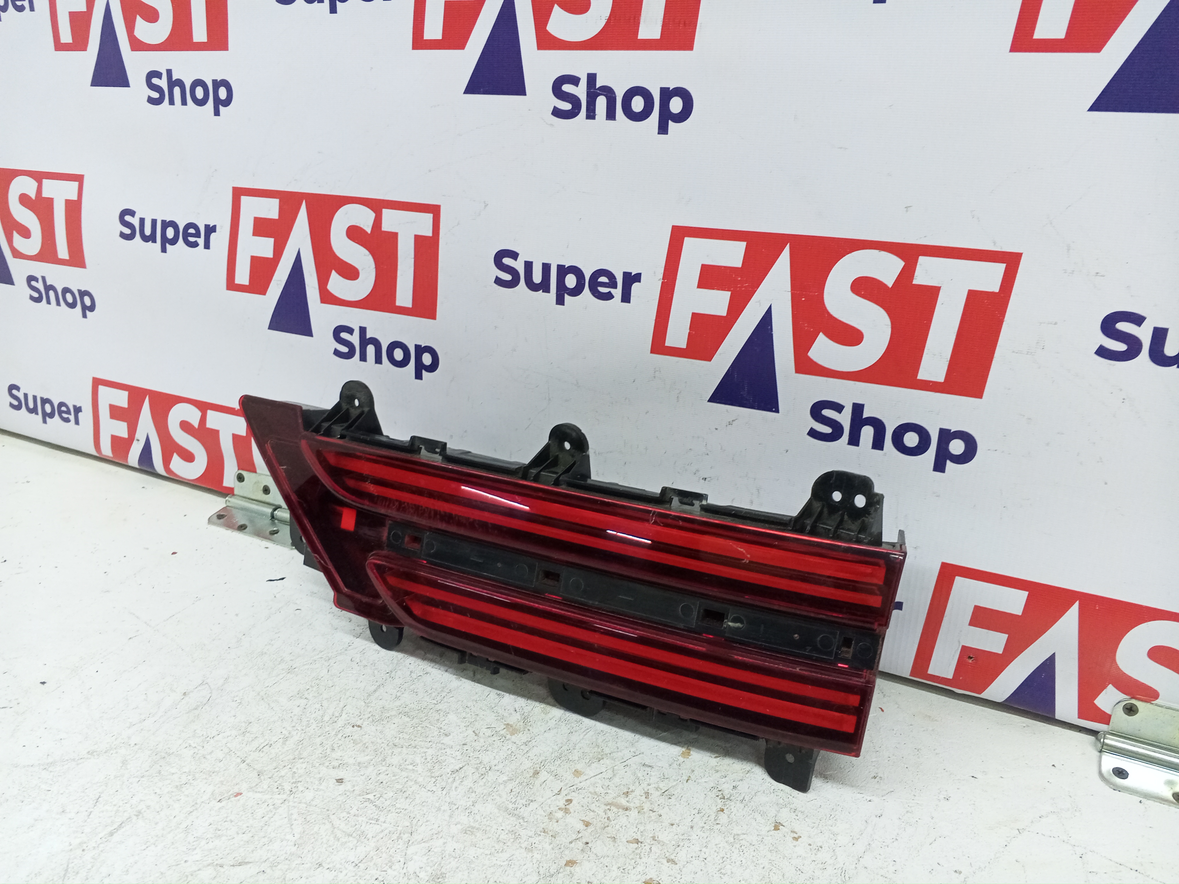 Genesis GV70 фонарь задний правый в крышку