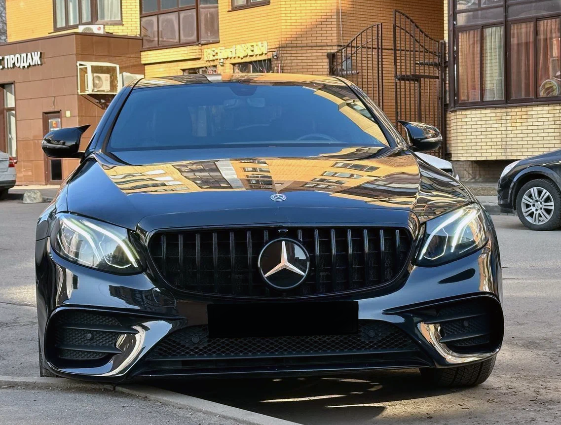 Mercedes W213 дорестайлинг решетка радиатора GT черная