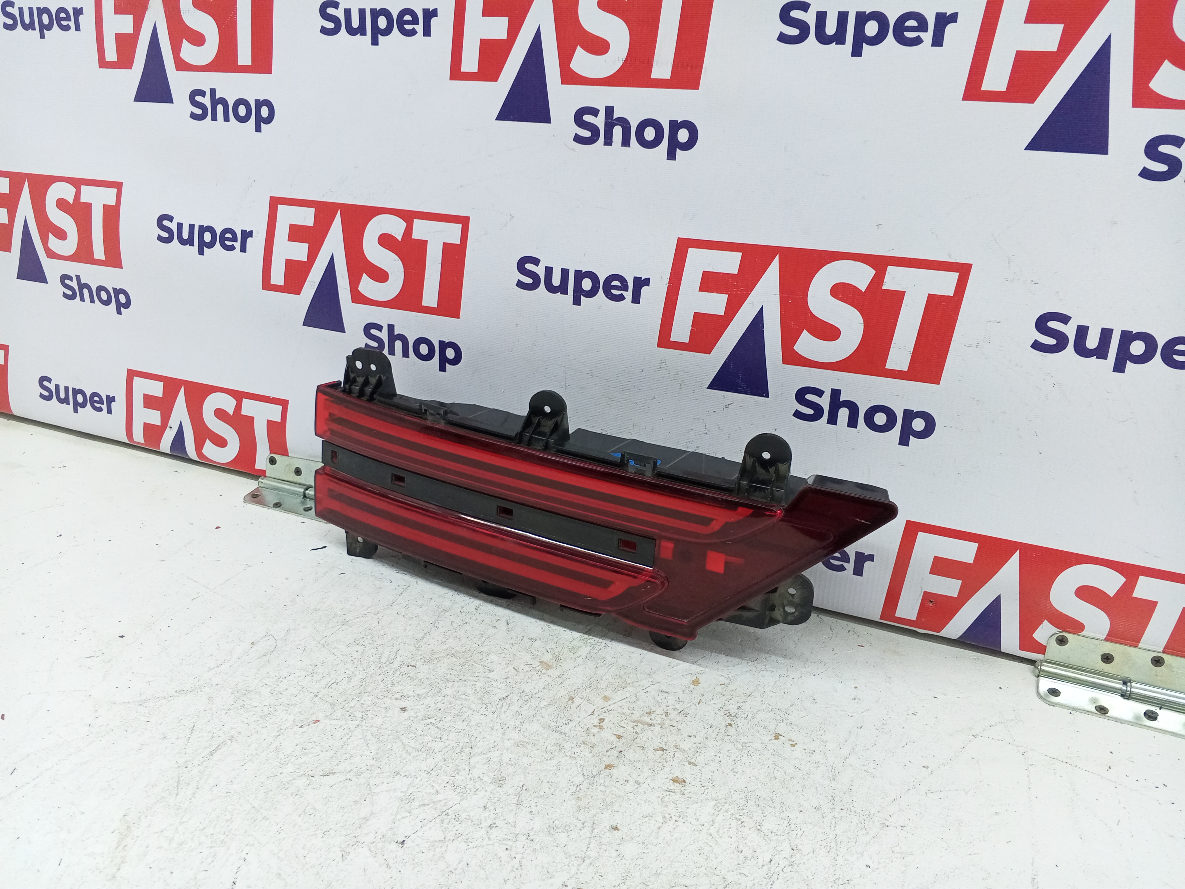 Genesis GV70 левый задний фонарь в крышку