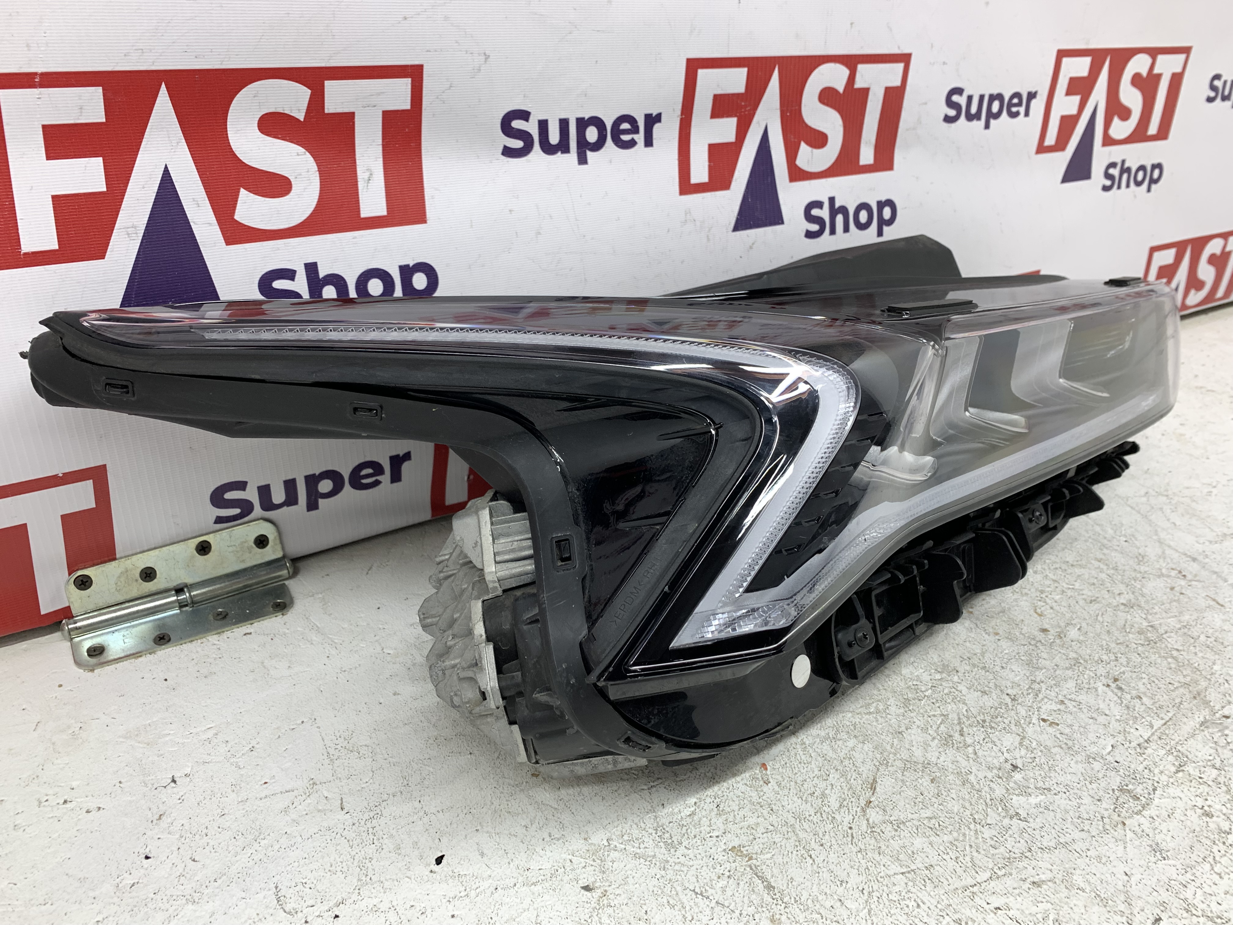 Kia K5 фара правая LED на 3 линзы оригинал бу