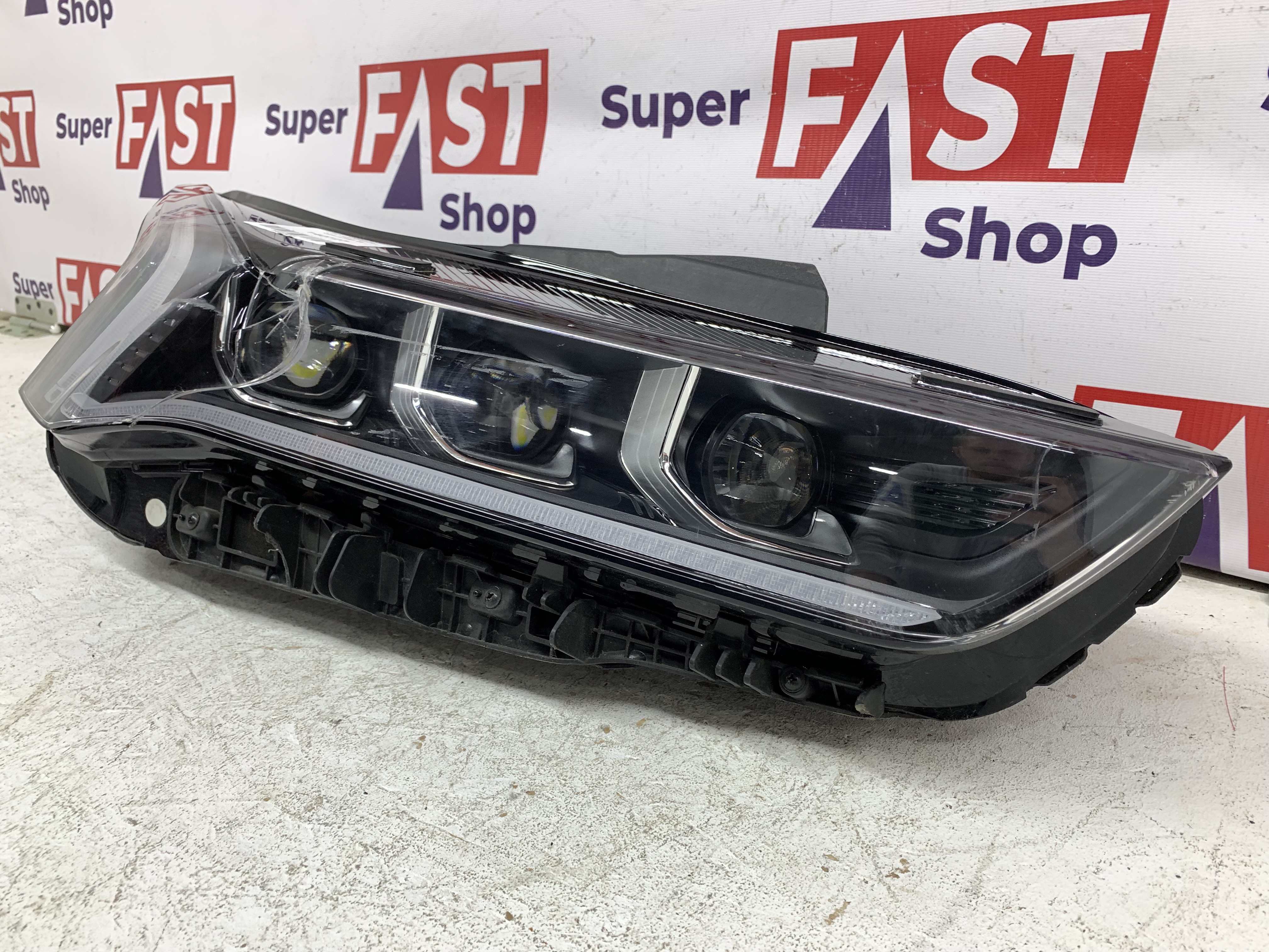 Kia K5 фара правая LED на 3 линзы оригинал бу