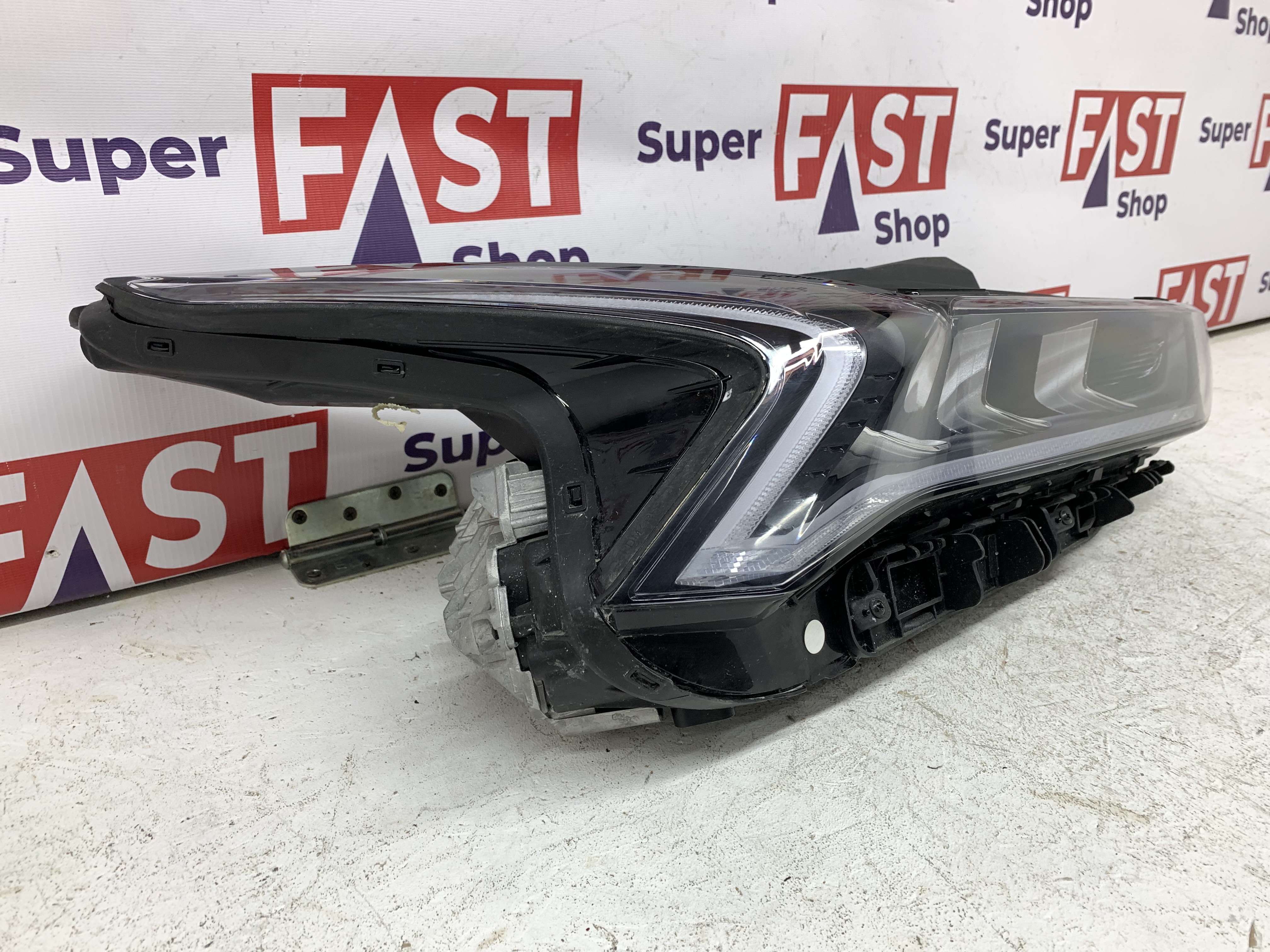 Kia K5 фара правая LED на 3 линзы оригинал бу