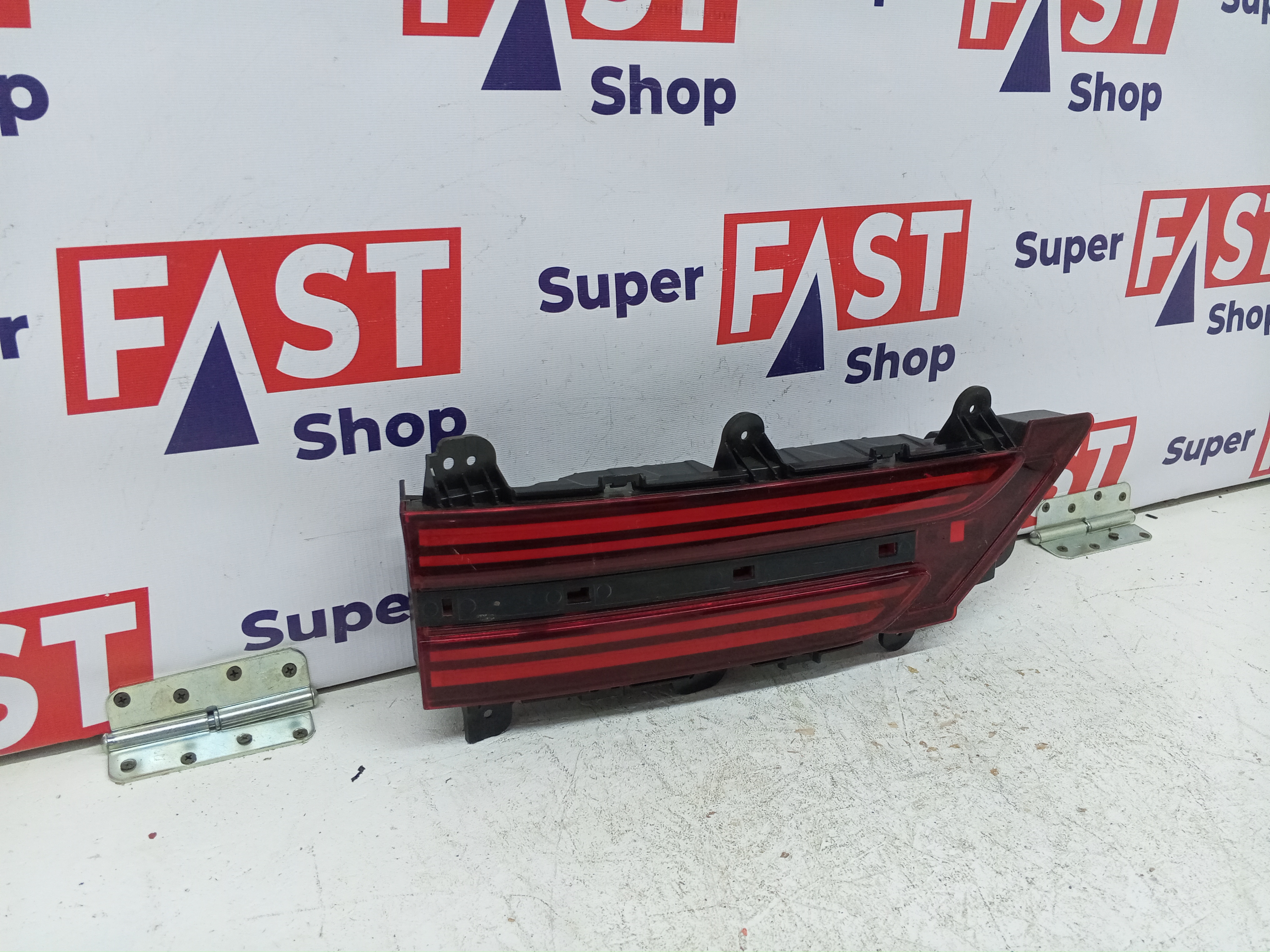 Genesis GV70 задний левый фонарь в крышку