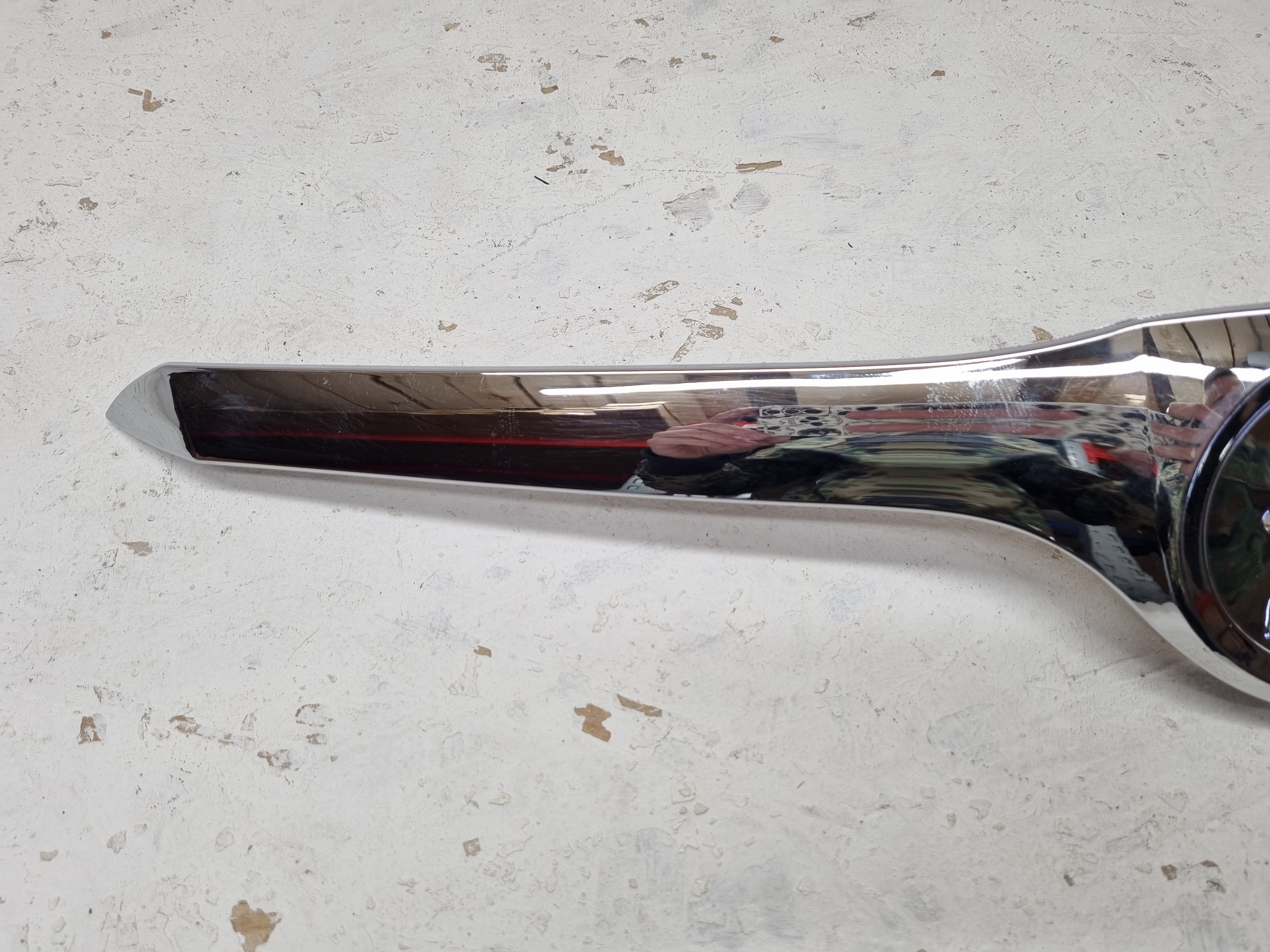 Дефект 2 Skoda Superb дорестайлинг 2008-2013 хром накладка на капот