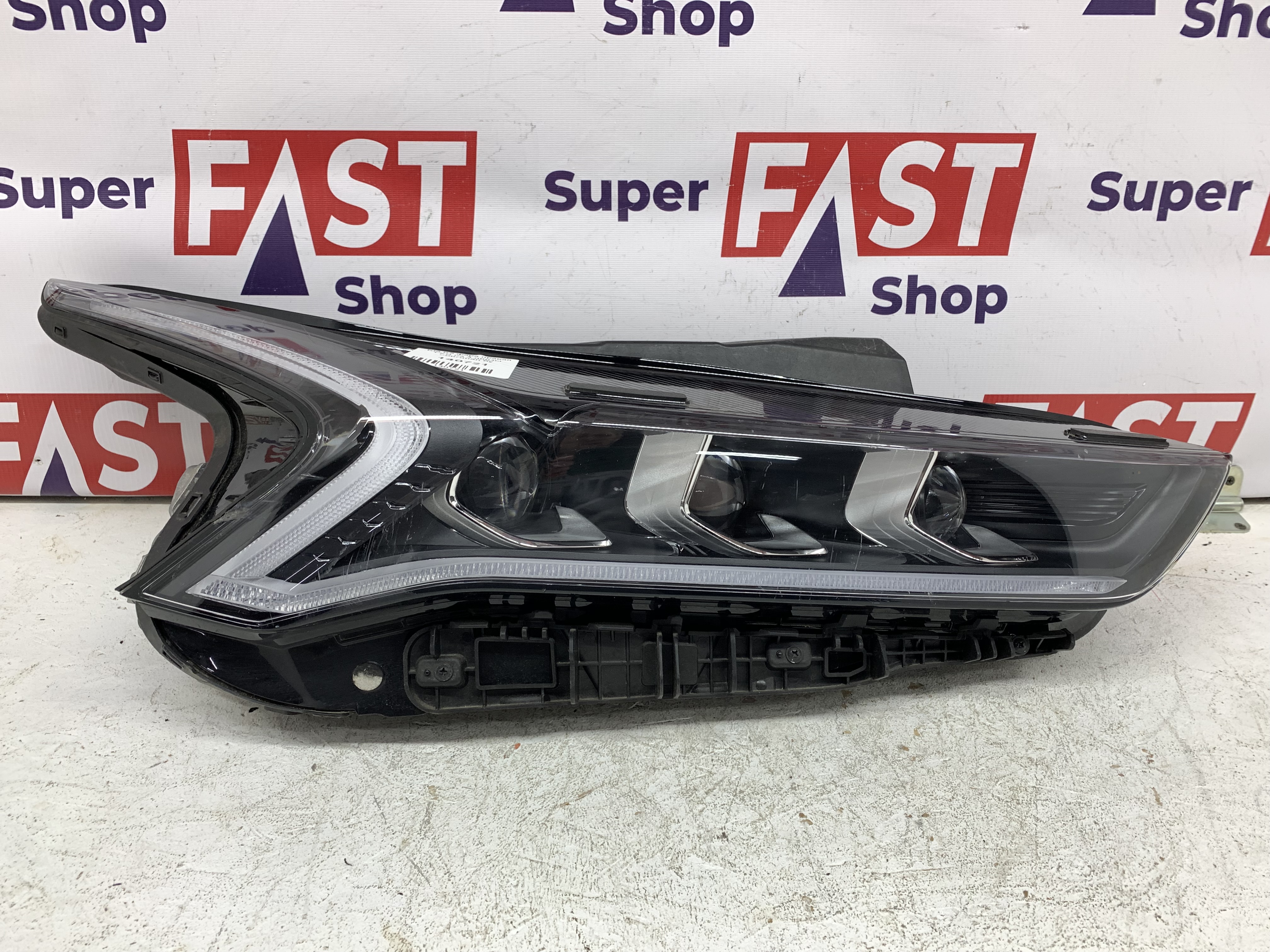 Kia K5 фара правая LED на 3 линзы оригинал бу